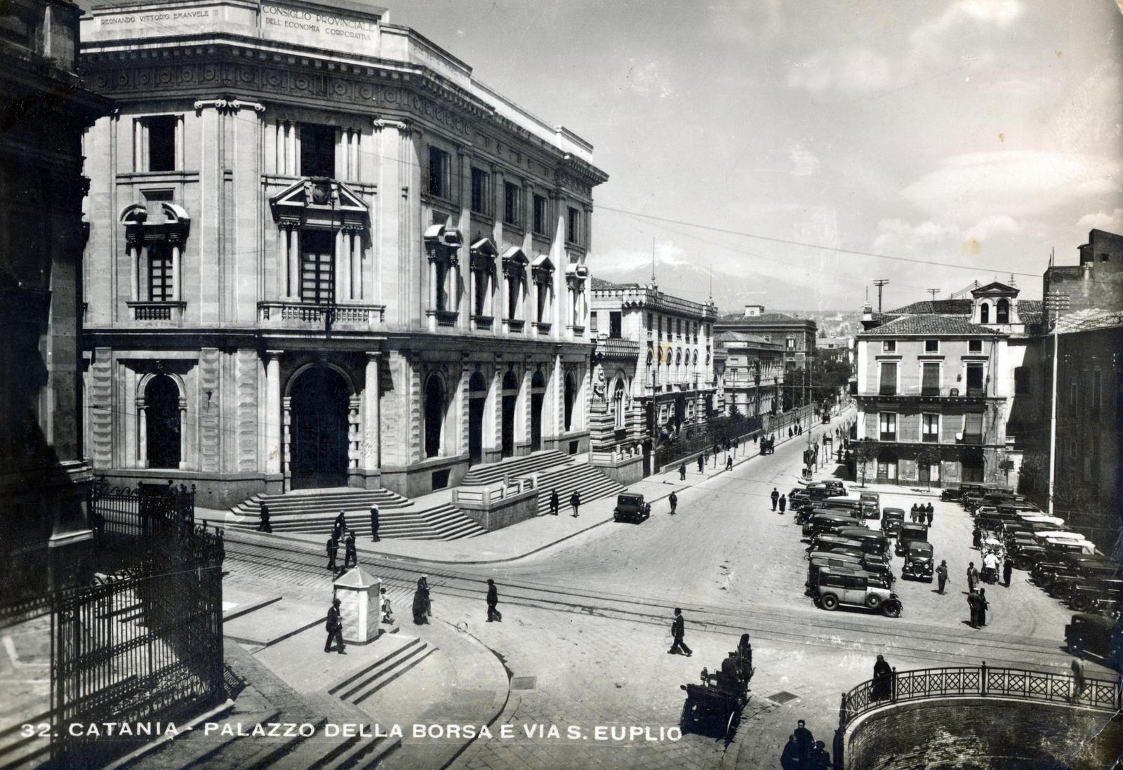 Olaszország, Catania, Piazza Stesicoro, balra a Tőzsdepalota., 1933, Bognár András, utcakép, parkoló, Fortepan #230562