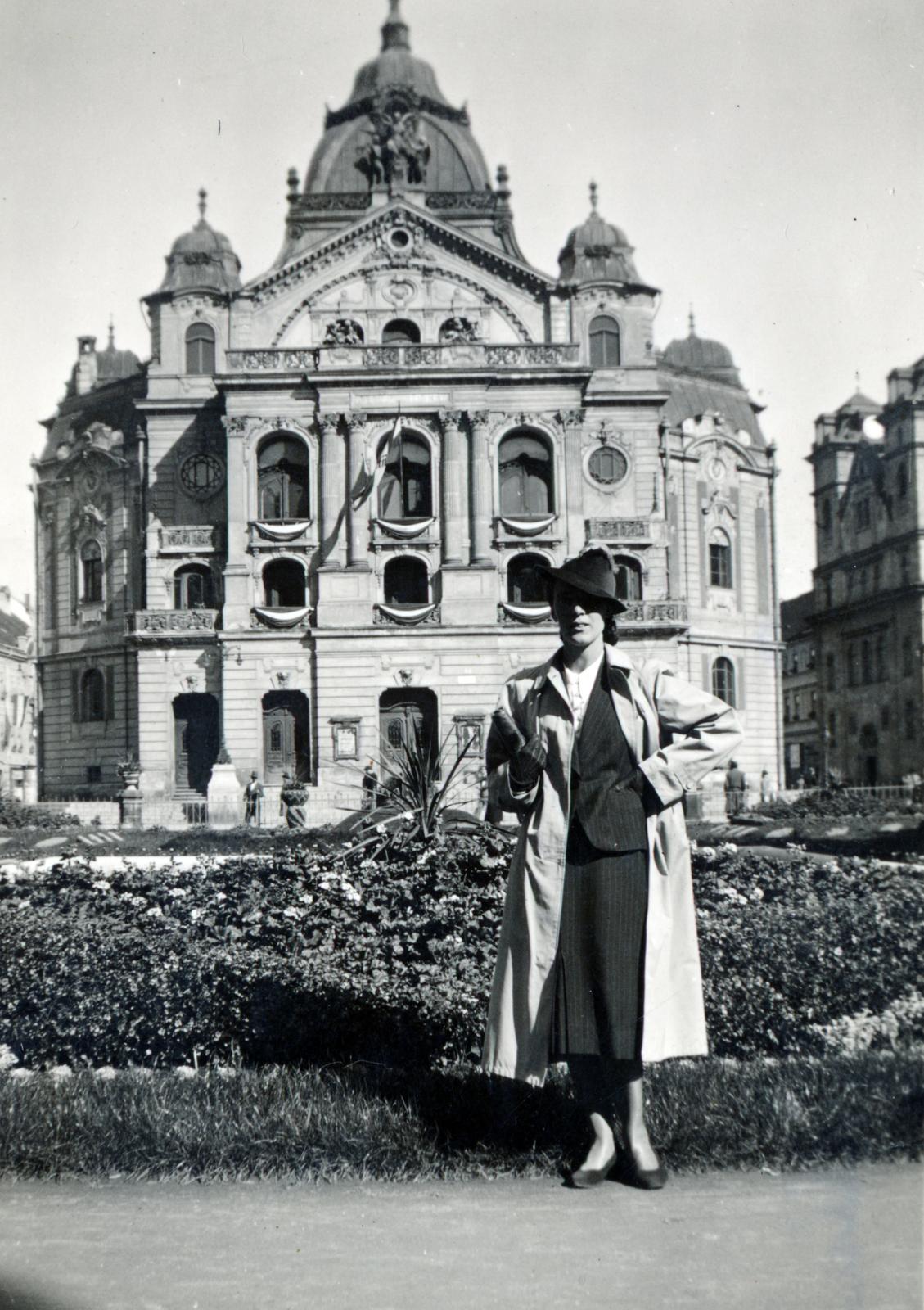 Hungary, Košice, Fő tér (Hlavné namestie), szemben az Állami Színház, jobbra a Szentháromság-templom., 1938, Tóth Ákos, Fortepan #230568