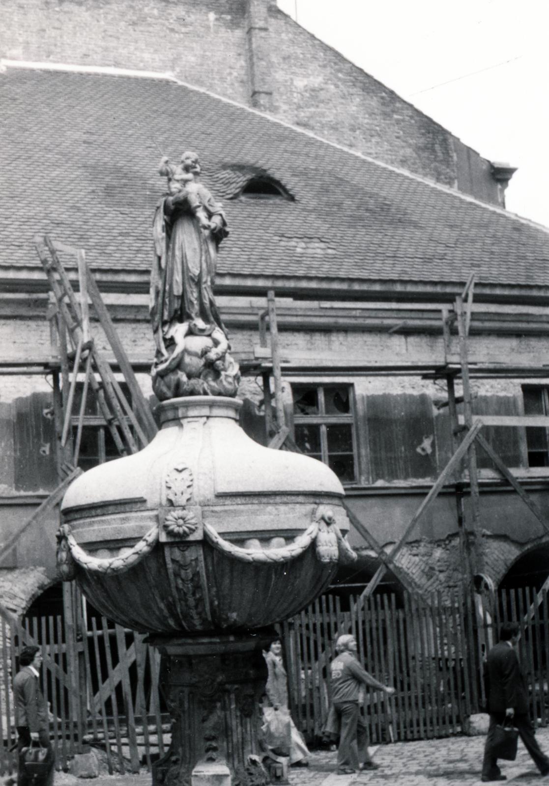 Hungary, Sopron, Orsolya tér, Mária-kút, háttérben a felújítás alatt álló Lábasház., 1976, Tóth Ákos, Fortepan #230582