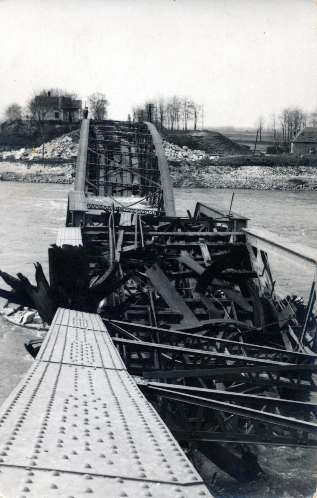 Croatia, Dráva folyó, a felrobbantott Zákányi (Gyékényesi) vasúti híd., 1941, Németh Gabriella, war damage, railway bridge, wrecked bridge, Fortepan #230609