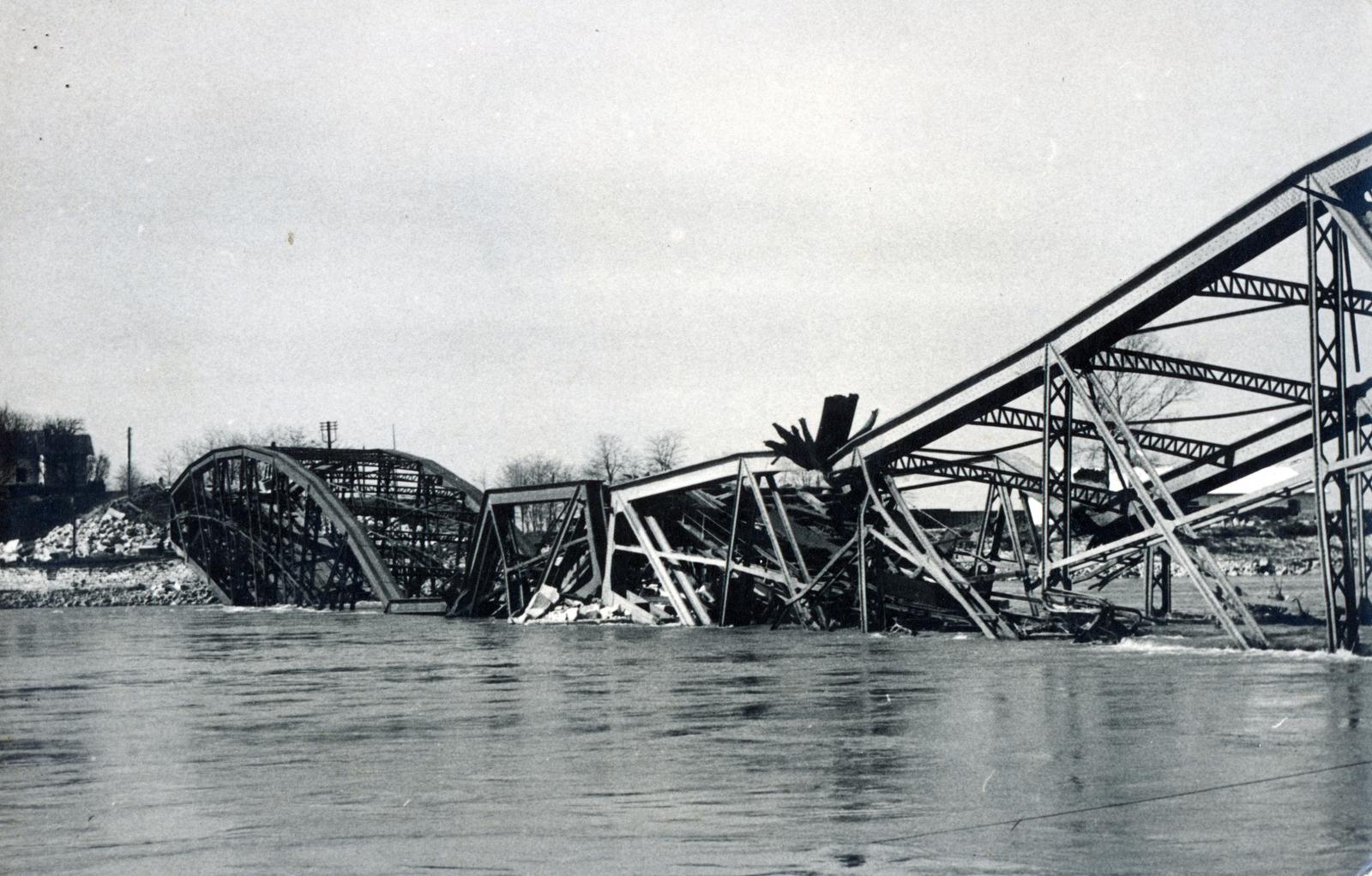 Horvátország, Dráva folyó, a felrobbantott Zákányi (Gyékényesi) vasúti híd., 1941, Németh Gabriella, háborús kár, vasúti híd, hídroncs, Fortepan #230612