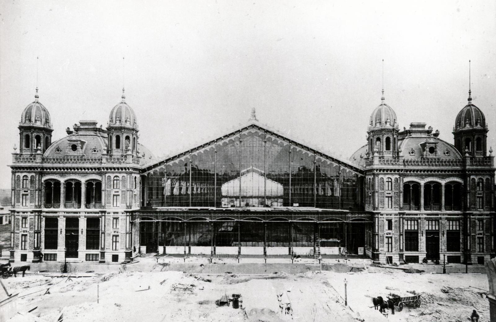 Magyarország, Budapest VI., a felvétel a Nyugati pályaudvar építése idején, 1875 - 1877 között készült., 1900, F. Dózsa Katalin, pályaudvar, Budapest, építkezés, lovaskocsi, Gustave Eiffel-terv, Fortepan #230629