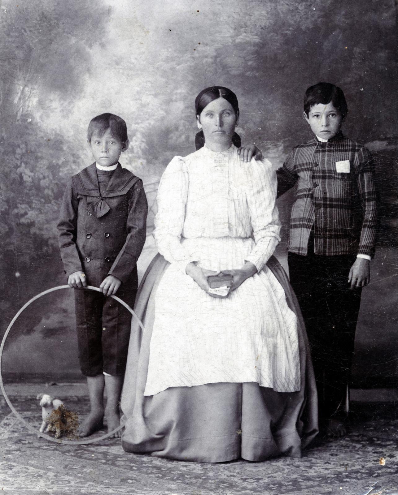 1900, Bihari Erzsébet-Németh Tamás Lajos, hárman, anya, fiúk, kabinetfotó, hulahopp karika, Fortepan #230667