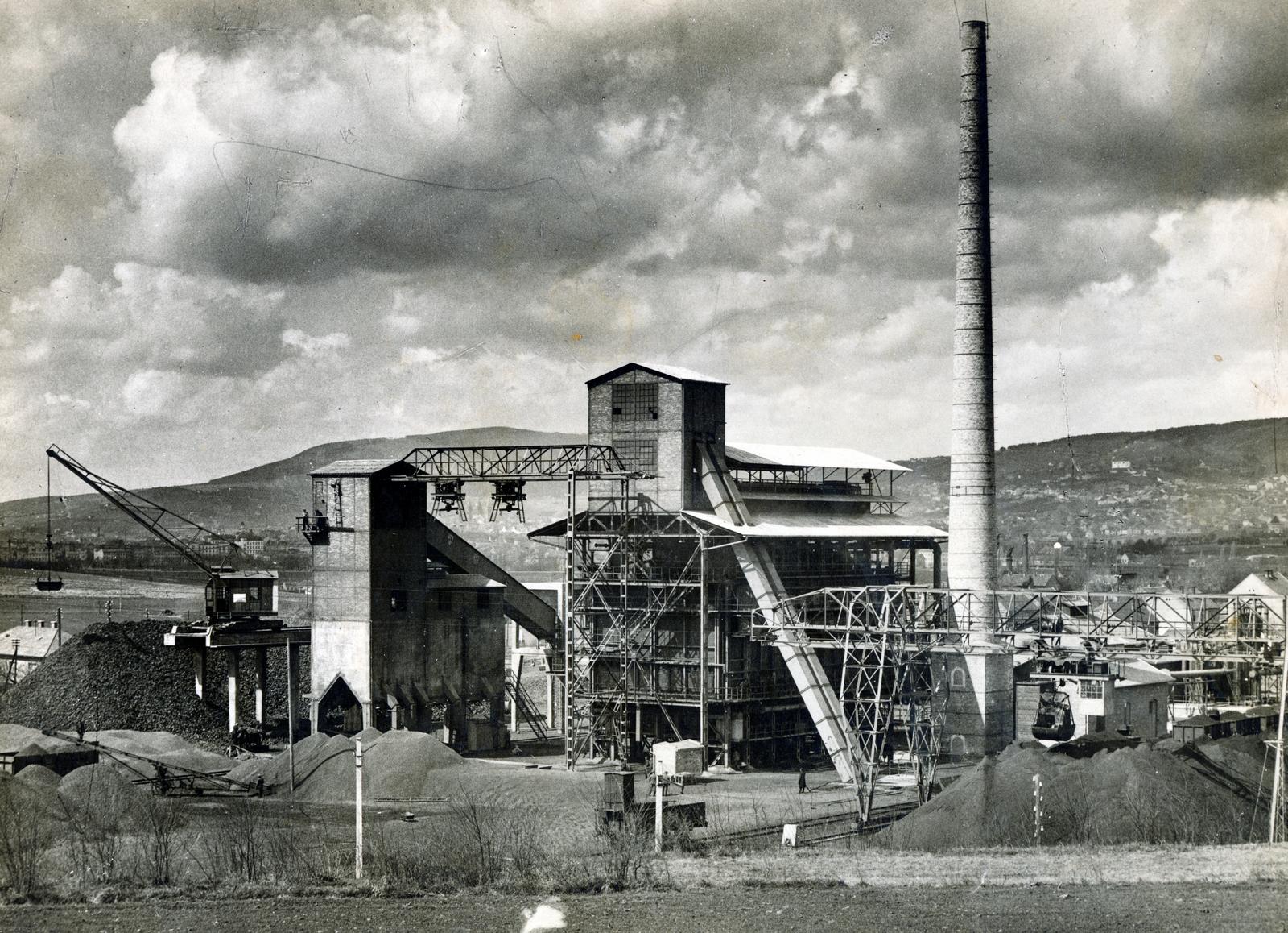 Hungary, Pécs, Gyárváros, Mohácsi út 107., Pécsi Kokszművek., 1935, Bihari Erzsébet-Németh Tamás Lajos, factory, factory chimney, clouds, crane, craneway, chimney, Fortepan #230683