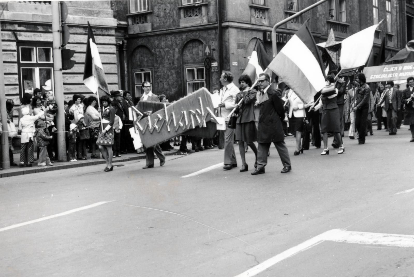 Hungary, Sopron, Széchenyi tér, szemben a Móricz Zsigmond utca, jobbra a Mátyás király út torkolata., 1974, Varga Sándor-Szemere Katalin, march, Fortepan #230711