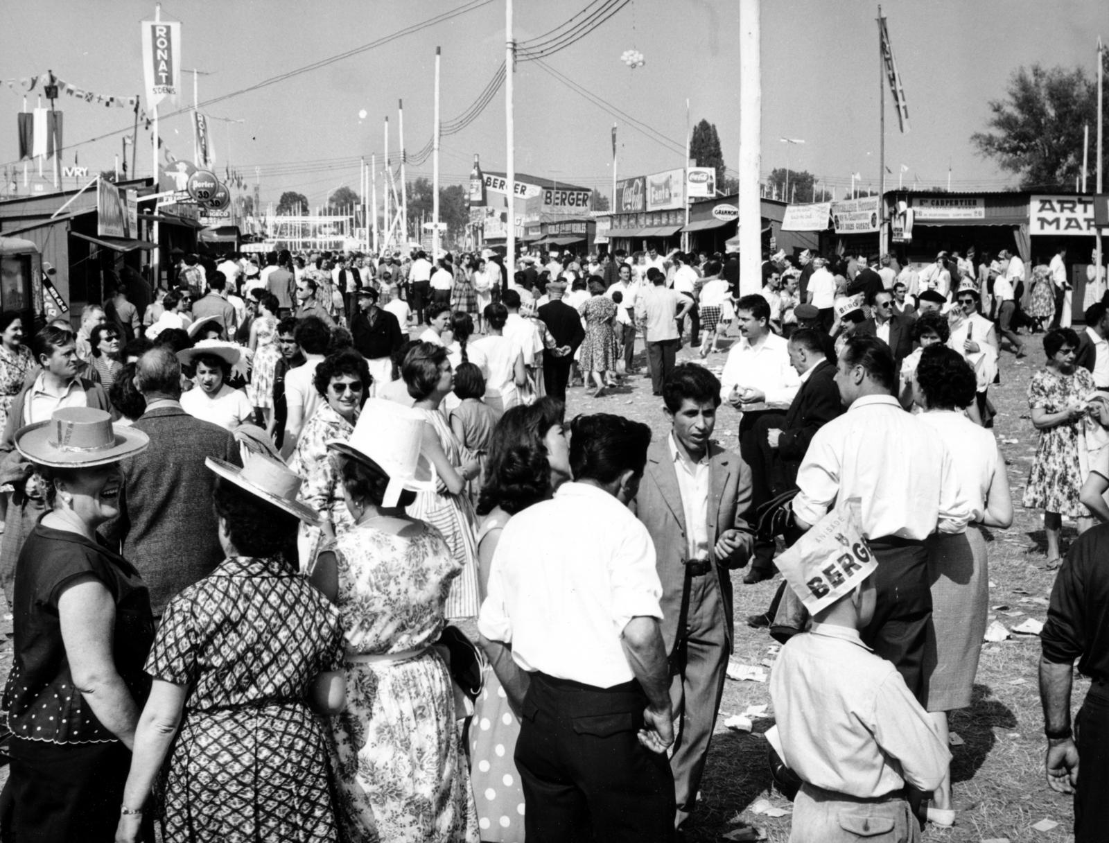 France, La Courneuve, a l'Humanité napilap szervezte éves ünnepség (Fête de l'Humanité) a sporttelepen., 1960, Pécsi család, Fortepan #230801