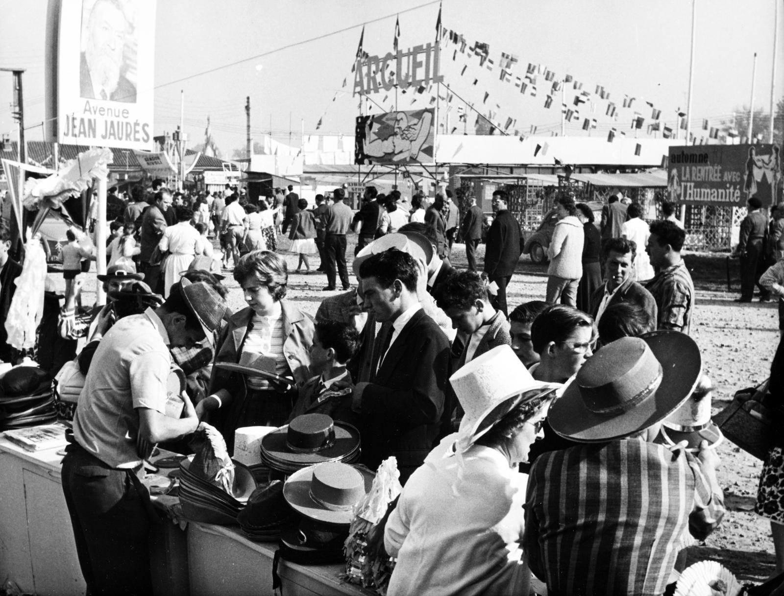 France, La Courneuve, a l'Humanité napilap szervezte éves ünnepség (Fête de l'Humanité) a sporttelepen., 1960, Pécsi család, hat shop, Fortepan #230802