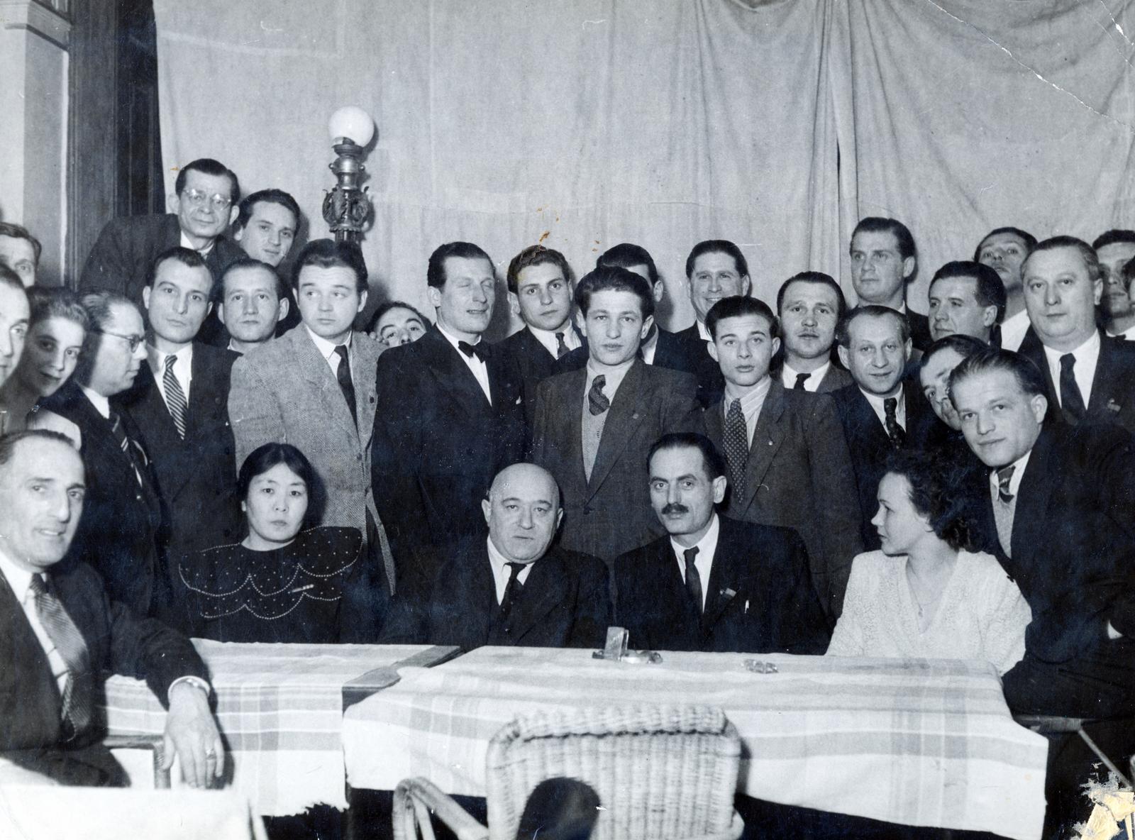 Hungary, Budapest, az asztalnál Korbacsics Pál a Vasas főtitkára ül, tőle balra Rákosi Mátyás, mellette felesége, Feodora Fjodorovna Kornyilova, mögötte világos zakóban Jeney László olimpiai bajnok vízilabdázó áll. Bal szélen Gutwillig Imre, a Vasas futballszakosztályának elnöke ül., 1952, Gara Andor, Fortepan #230820