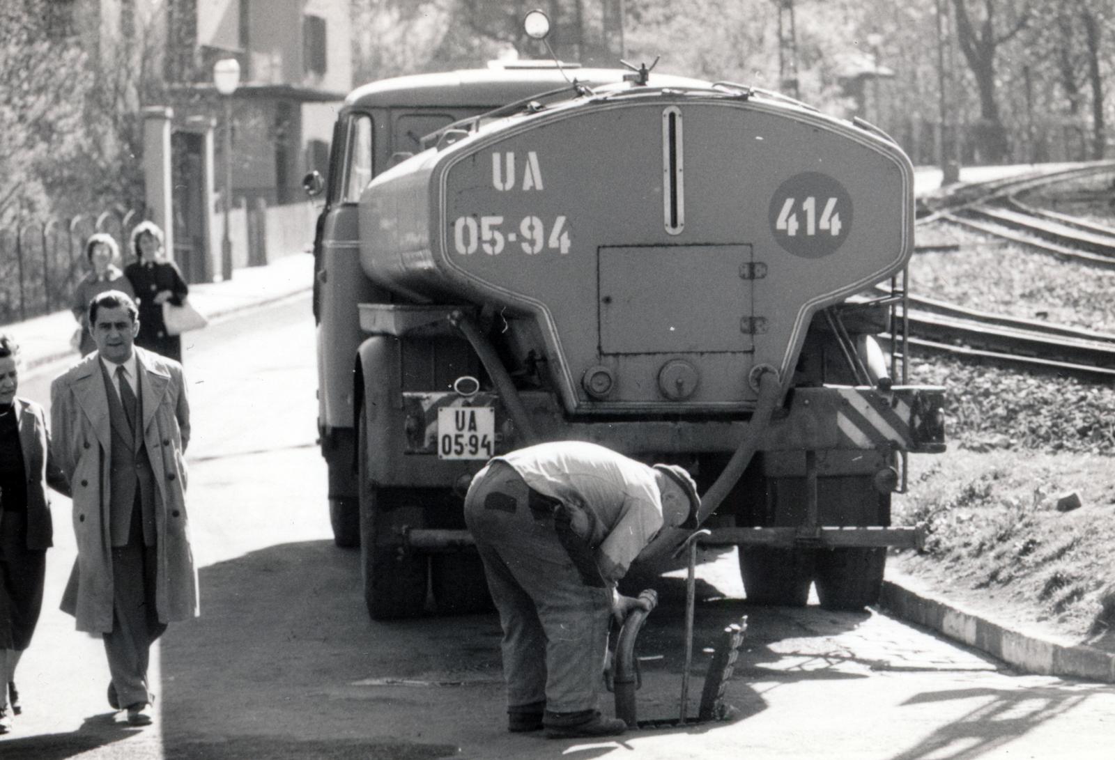 Magyarország, Budapest XII., Karthauzi utca, balra a 4-es számú ház, jobbra a Fogaskerekű vágányai., 1966, Gara Andor, rendszám, Skoda Liaz-márka, locsolóautó, Budapest, Fortepan #230842