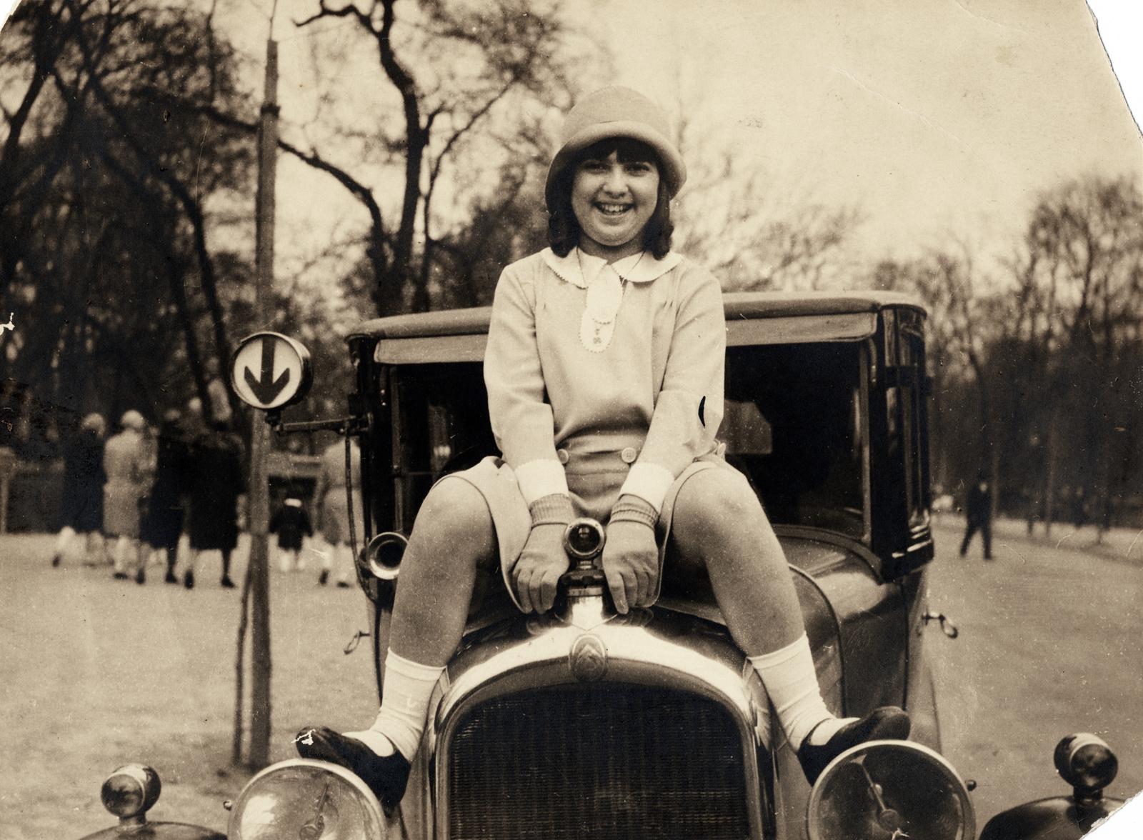 1931, Cserey Zoltán, girls'n'cars, hat, sitting on a car, skirt, girl, blouse, smile, taxicab, Fortepan #230875