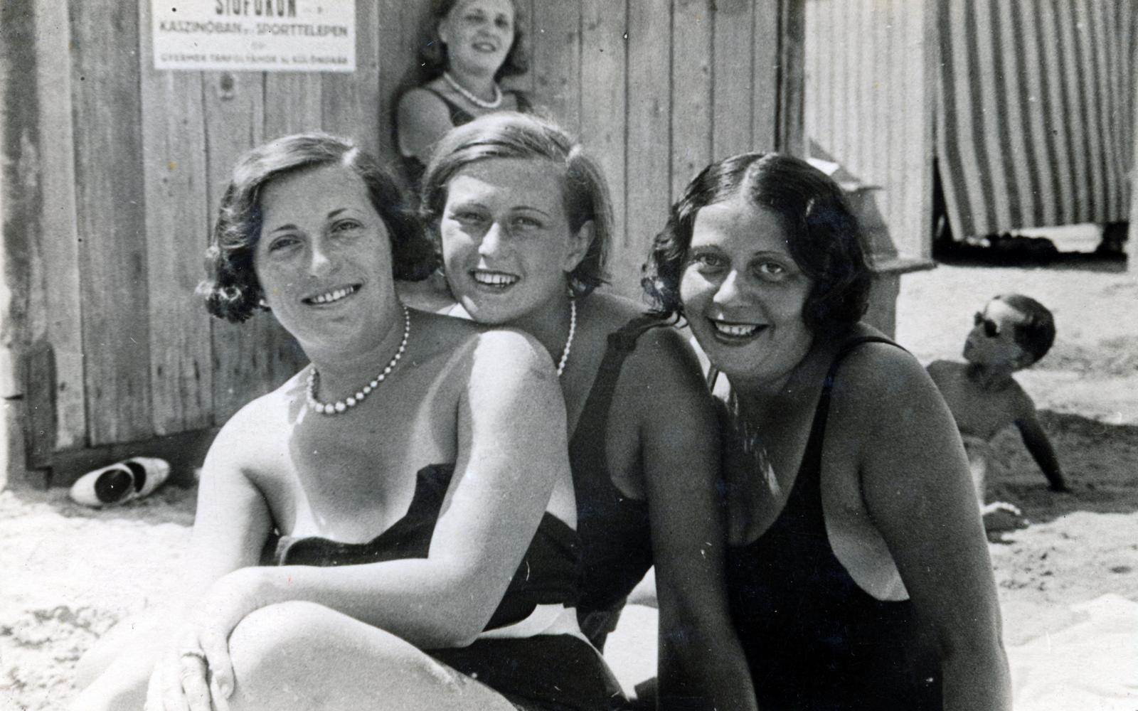 Hungary,Lake Balaton, Siófok, a felvétel a strandon készült., 1931, Cserey Zoltán, women, three people, smile, beach, pearl necklace, Fortepan #230881