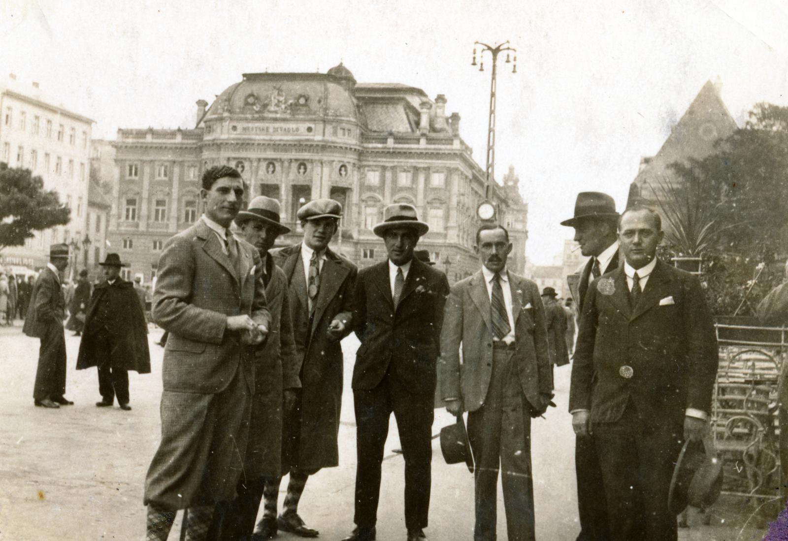Szlovákia, Pozsony, Hviezdoslavovo námestie, a férfiak mögött a Nemzeti Színház épülete., 1933, Cserey Zoltán, bricsesz, kalap kézben, férfiak, Fortepan #230901