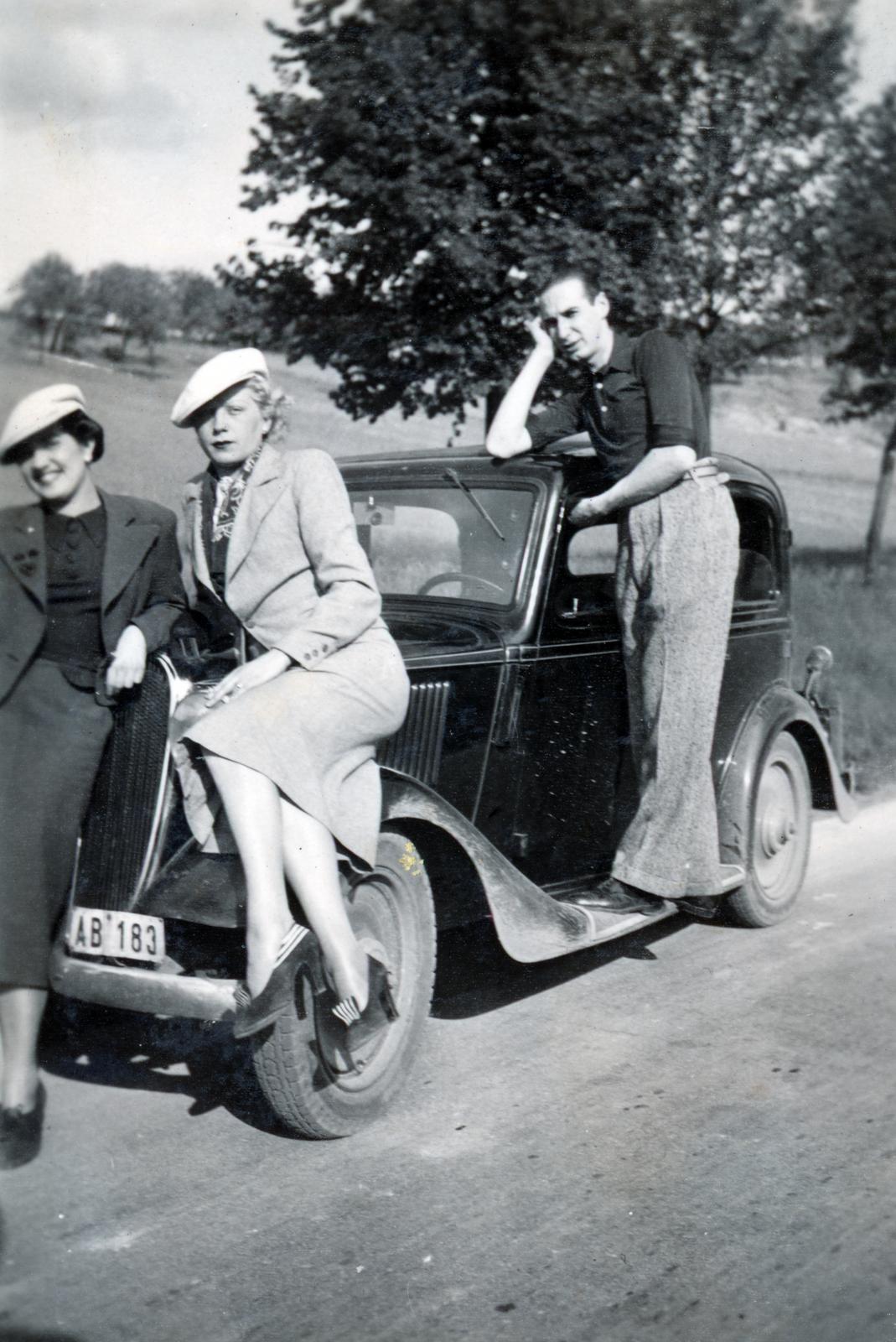 1937, Cserey Zoltán, Fiat-brand, prop up on elbows, lady, man, number plate, automobile, sitting on a car, standing on a car, hat, Fortepan #230987
