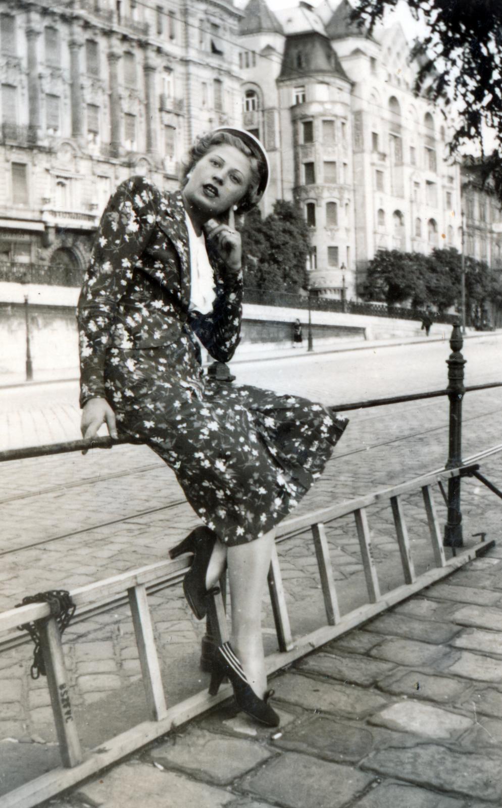 Magyarország, Budapest V., Belgrád (Ferenc József) rakpart, háttérben az Irányi utca torkolata., 1937, Cserey Zoltán, Budapest, hölgy, korláton ülni, Fortepan #230993