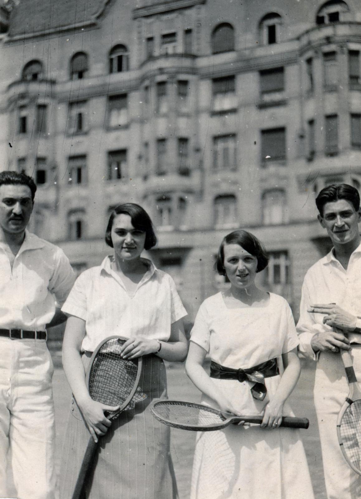 Hungary, Budapest V., háttérben a Falk Miksa (Juhász Andor) utca 13. ház Balaton (Rothermere) utcai homlokzata, előtte a teniszezők a "City sporttelep"-en állnak., 1923, Cserey Zoltán, tennis rackets, Budapest, Fortepan #230998