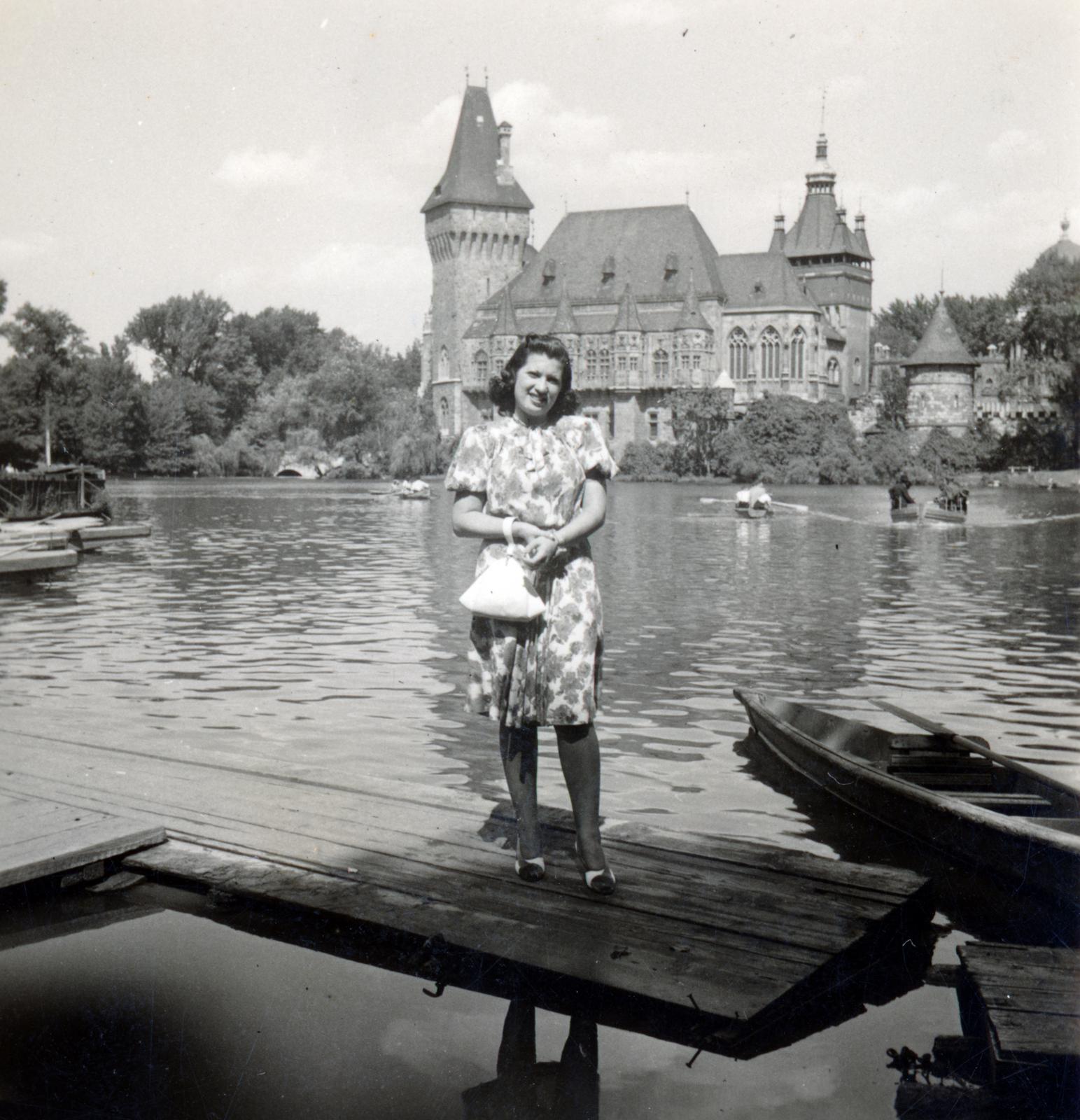 Magyarország, Városliget, Budapest XIV., Városligeti-tó, Vajdahunyad vára., 1936, Cserey Zoltán, Budapest, nyári ruha, retikül, Fortepan #231021