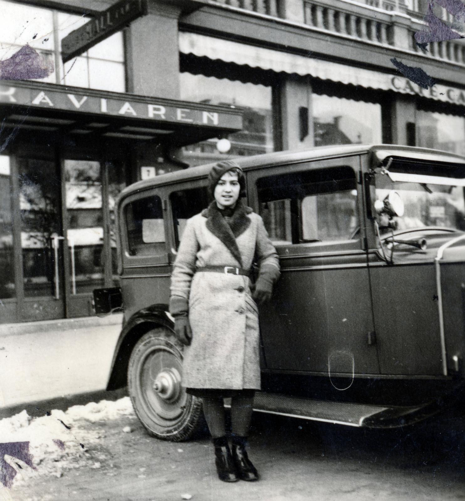 Slovakia, Bratislava, Hviezdoslavovo námestie, a felvétel a Carlton Hotel előtt készült., 1932, Cserey Zoltán, girls'n'cars, Fortepan #231030