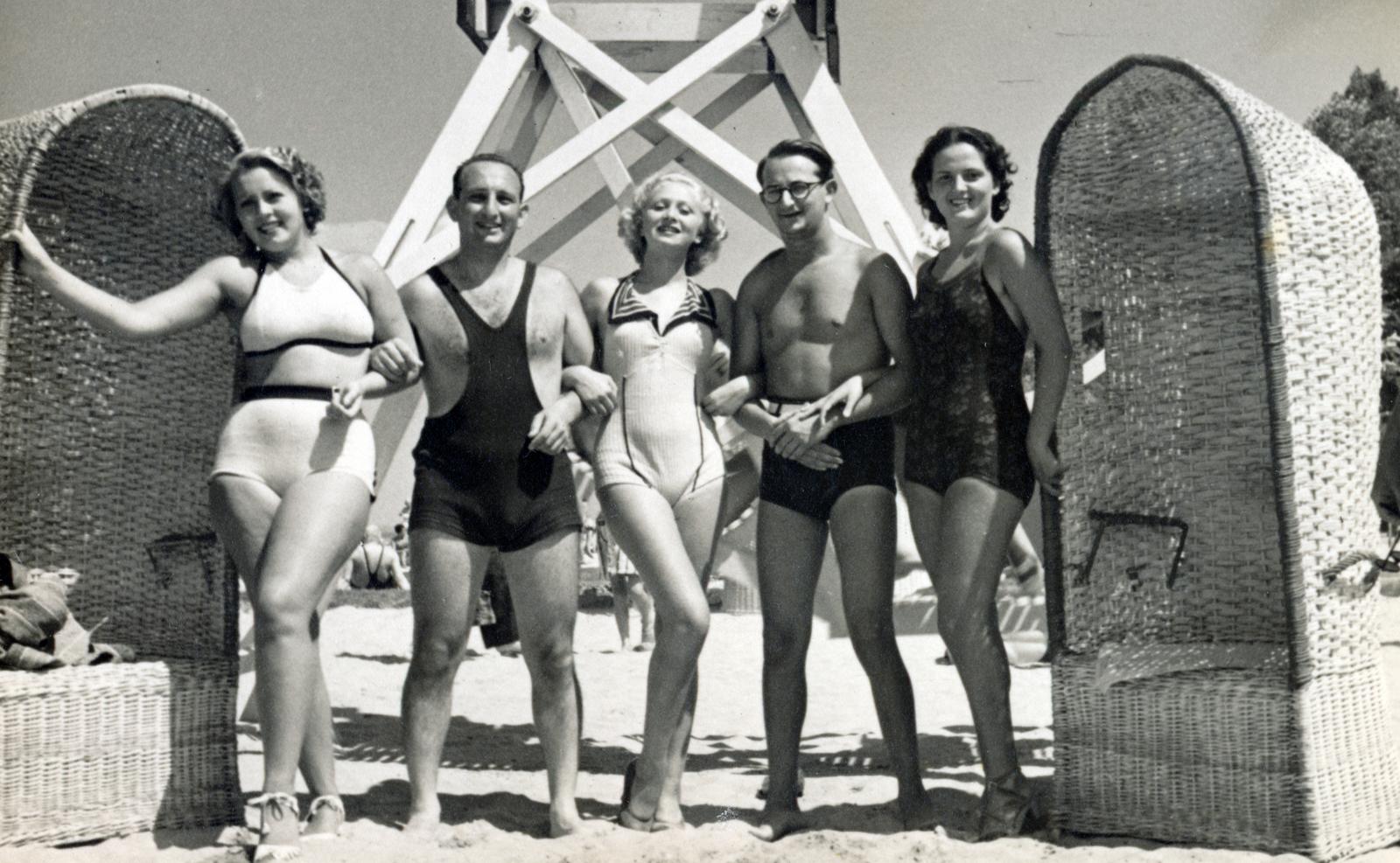 Hungary,Lake Balaton, Siófok, strand., 1937, Cserey Zoltán, bathing suit, windbreak cab, hold upper arms, bathing costume, Fortepan #231074