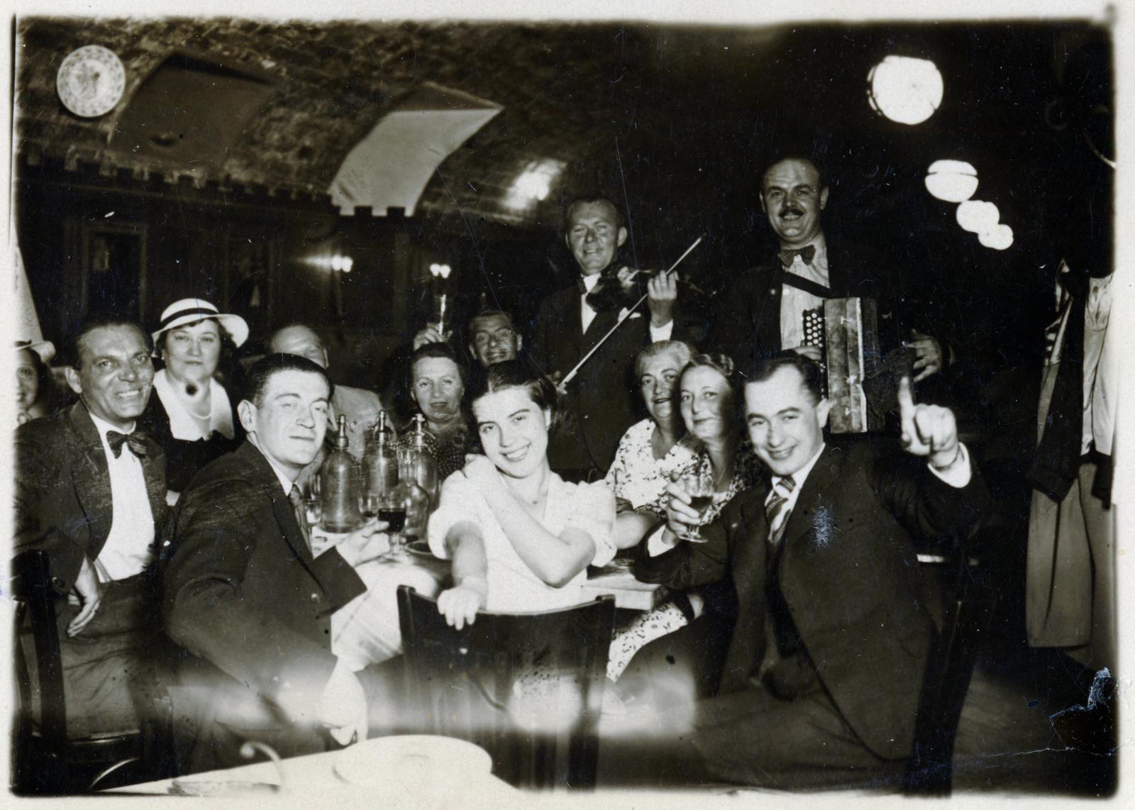 1932, Cserey Zoltán, soda water bottle, glass, table society, musician, fun, Fortepan #231078