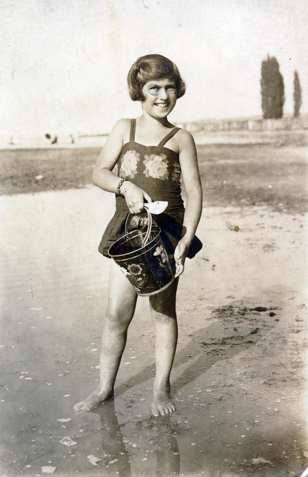 1927, Cserey Zoltán, girl, bathing suit, bucket, Fortepan #231080