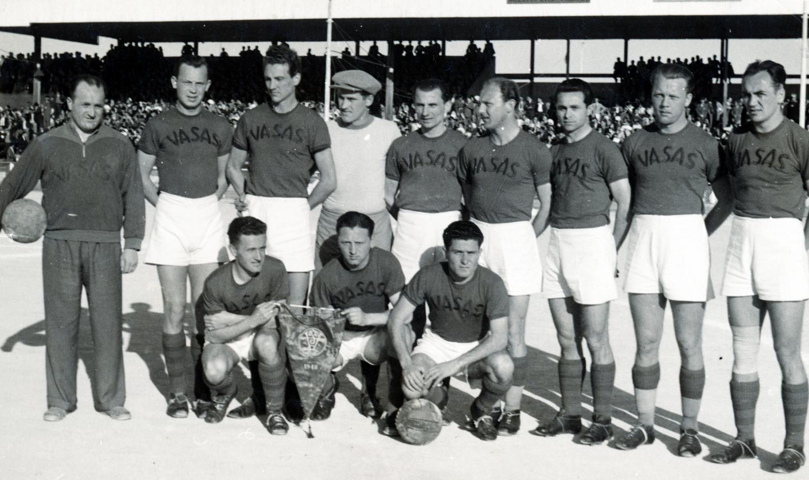 Malta, Empire Stadium / Gżira Stadium, a máltai portya második mérkőzésén Vasas - Hamrun, Fioriana, St. Georges válogatott 12:2 (7:0). Balról, állnak Jávor Pál edző, Marik György, Szilágyi I. Gyula, Ruzsa Sándor, Pósa Béla, Tóth III Mátyás, Devecseri Sándor, Lőrincz Emil, Moór Ede, guggolnak Saroveczky Gyula, Ilovszky Rudolf, Kántor György., 1948, Cserey Zoltán, soccer team, Fortepan #231094