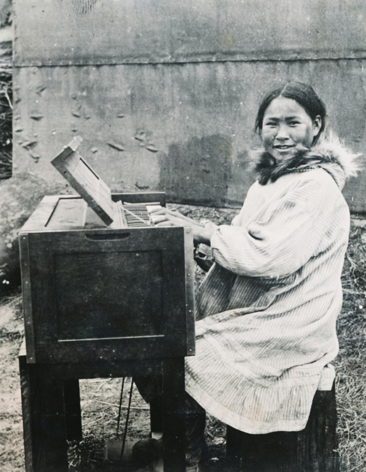 USA, Alaszka, 1931, Drinóczi Zoltán, indian, musical instrument, girl, Fortepan #231200