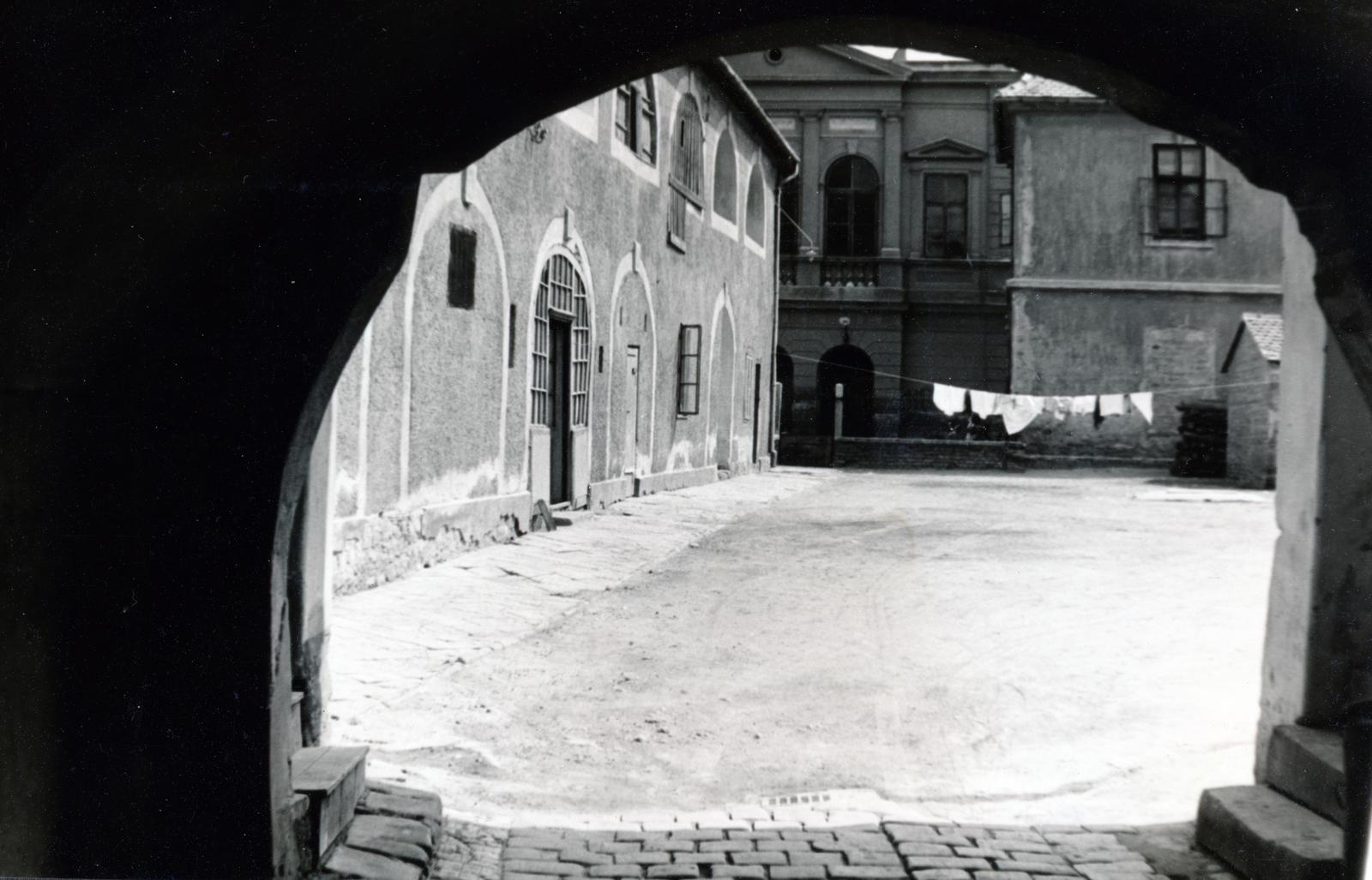 Hungary,Lake Balaton, Keszthely, Kossuth Lajos utca 22., Goldmark Károly zeneszerző szülőházának udvara. Középen háttérben a zsinagóga., 1960, Gyárfás László, Fortepan #231227