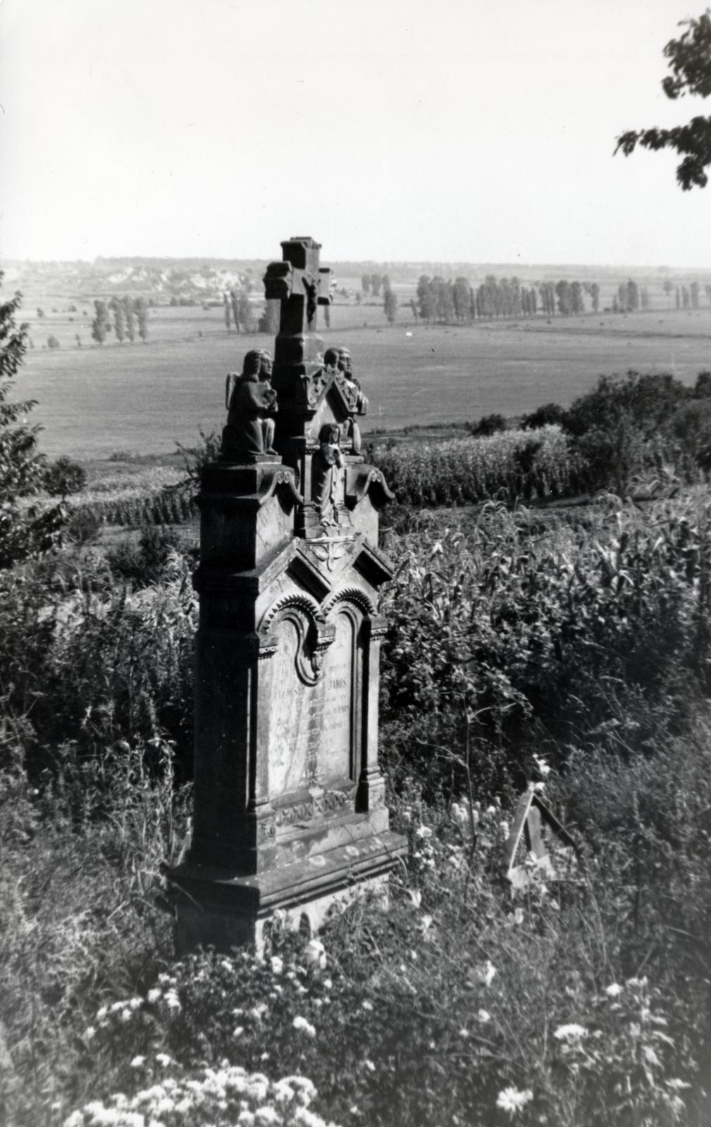 Hungary, Hévíz, Egregy, a felvétel az Árpád-kori Szent Magdolna-templom melletti temetőben készült., 1960, Gyárfás László, Fortepan #231240