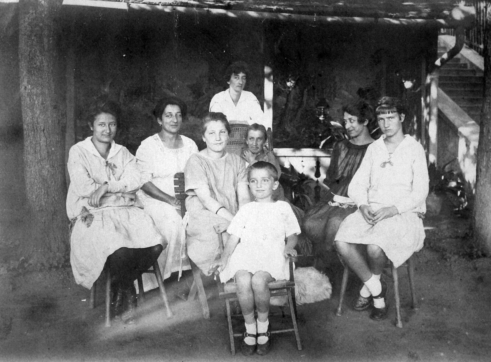 Hungary, Máriabesnyő, Gödöllő, 1926, Szepessy Tibor, tableau, stairs, summer, woman, porch, kid, Fortepan #23125