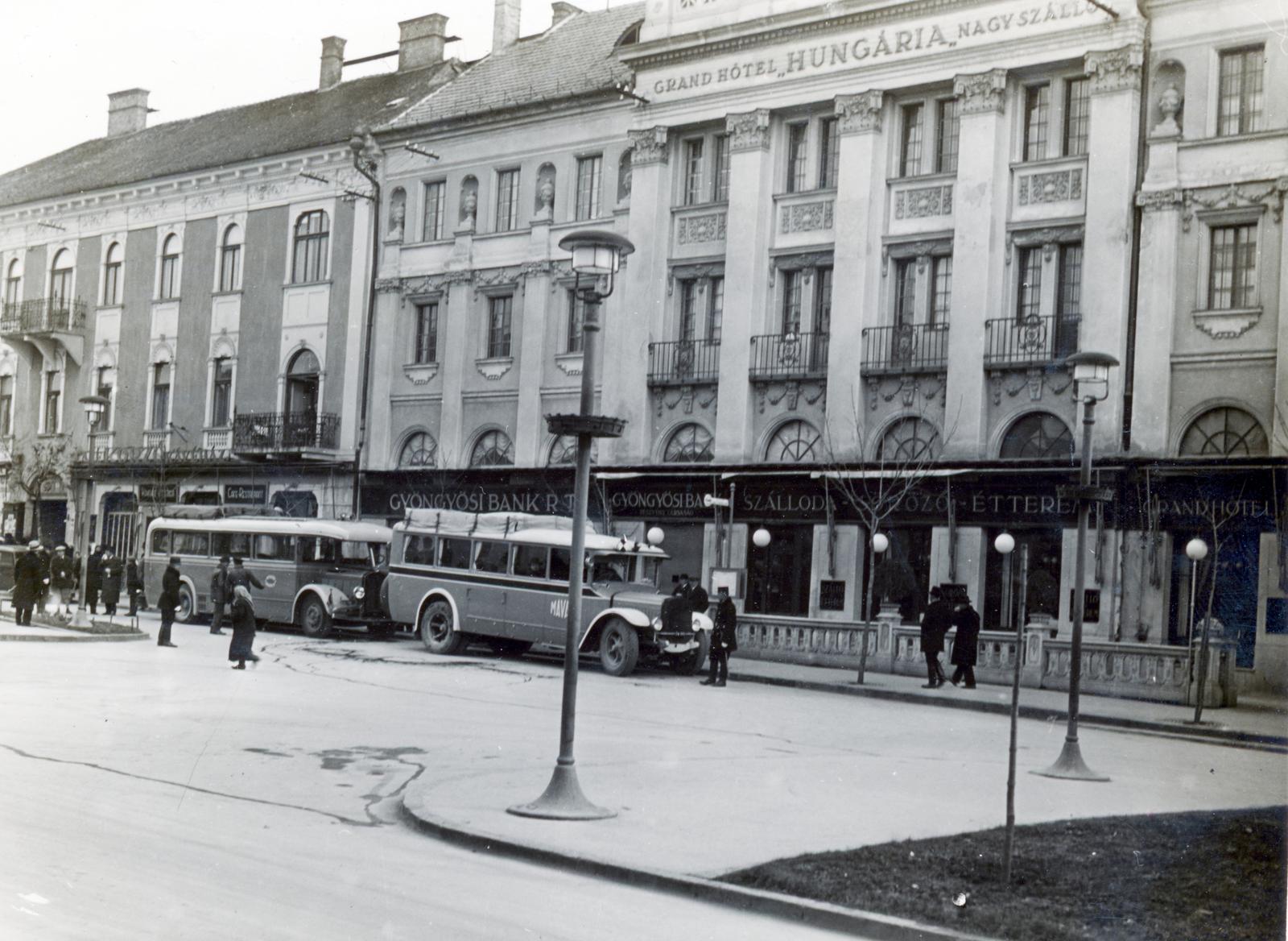 Magyarország, Gyöngyös, Fő (Hanisz) tér, Hungária szálloda., 1936, Bor Dezső, MÁVAUT-szervezet, MÁVAG-márka, autóbusz, bank, étterem, szálloda, Fortepan #231293