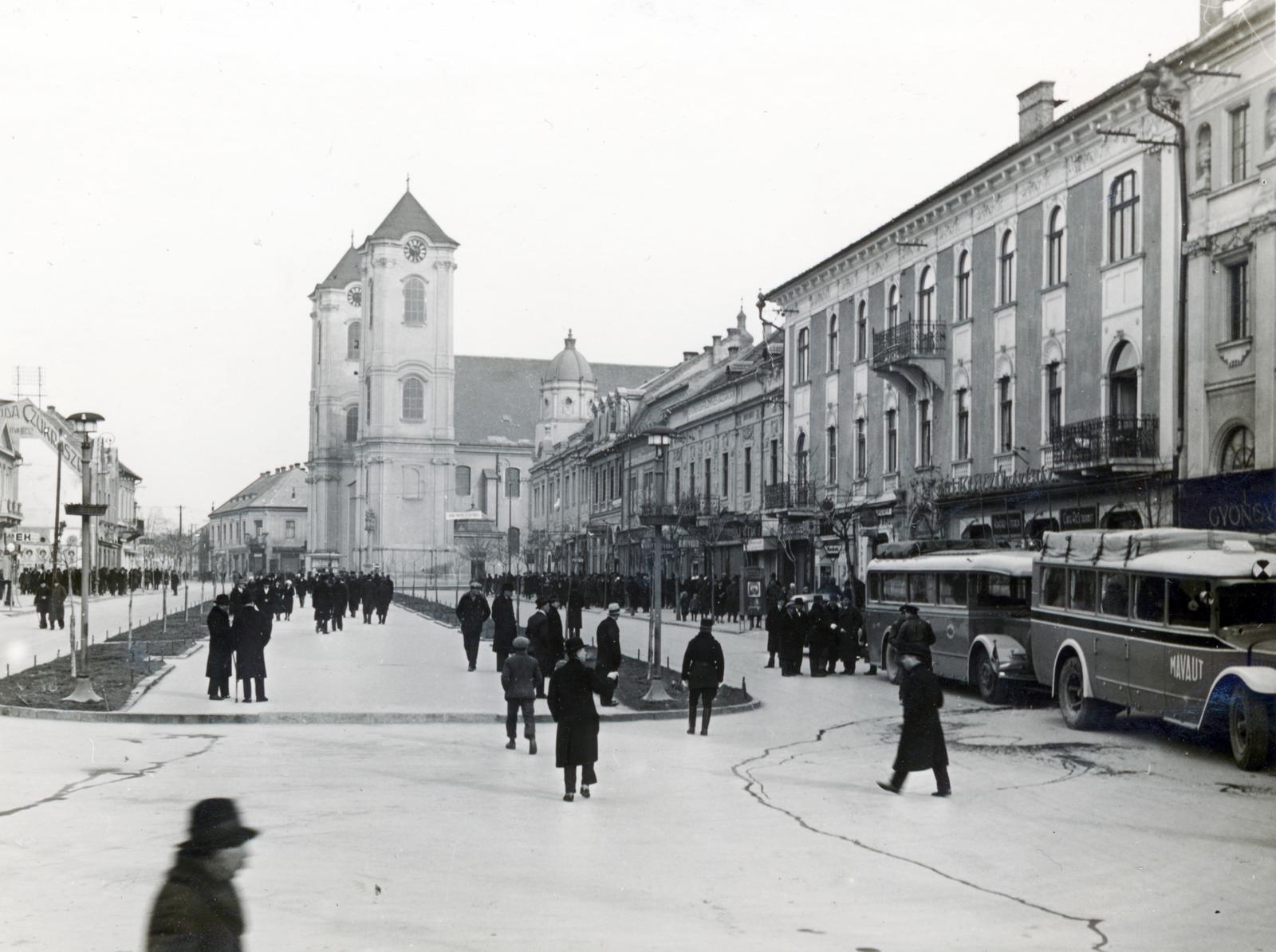 Hungary, Gyöngyös, Fő (Hanisz) tér, a felvétel a Hungária szálloda előtt készült, szemben a Szent Bertalan-templom., 1936, Bor Dezső, church, Fortepan #231294