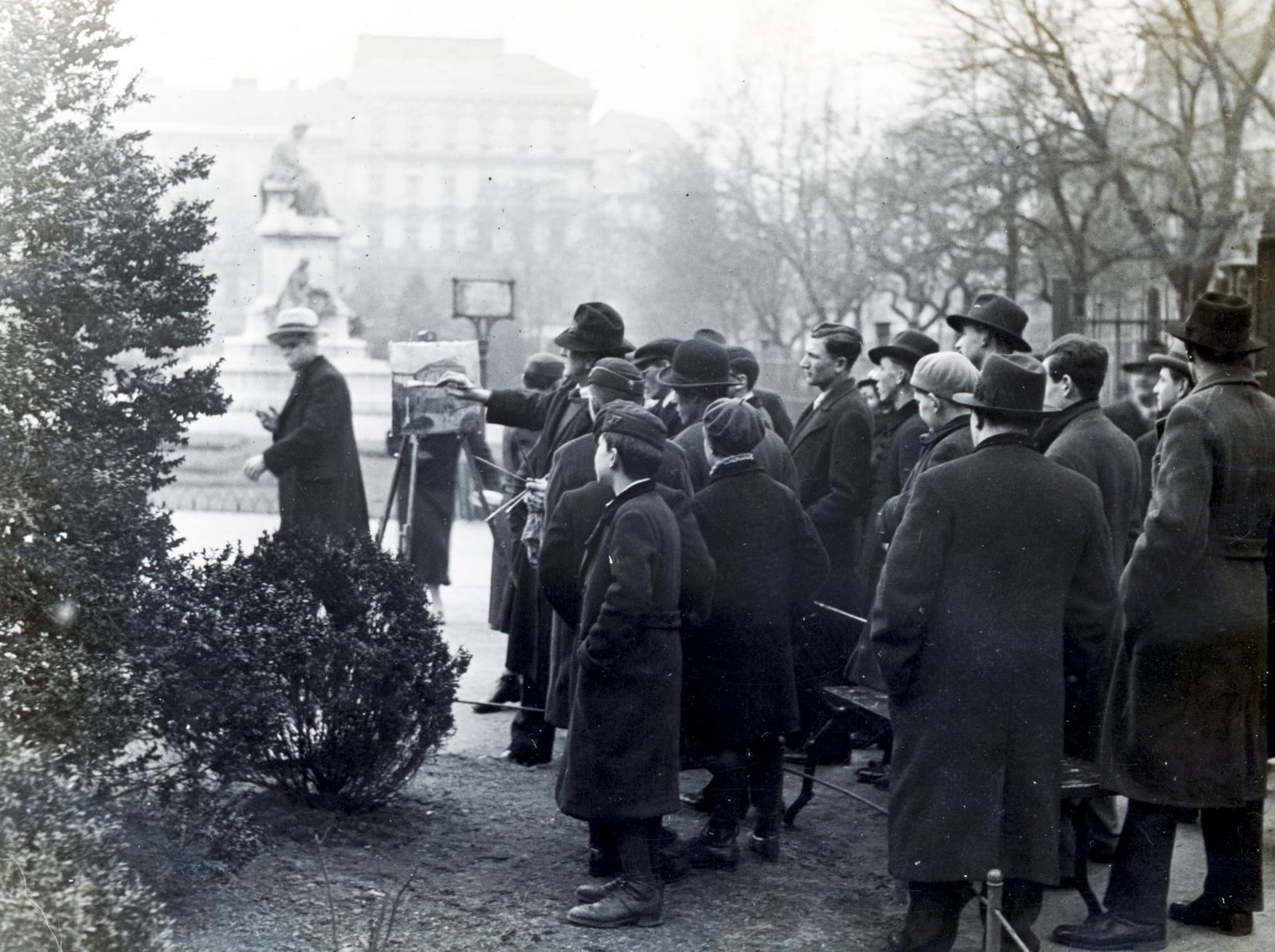 Magyarország, Budapest VIII.,Budapest V., Múzeumkert, a Magyar Nemzeti Múzeum épülete előtt Arany János szobra (Stróbl Alajos, 1893.)., 1932, Bor Dezső, festő, kíváncsiság, Budapest, Fortepan #231301