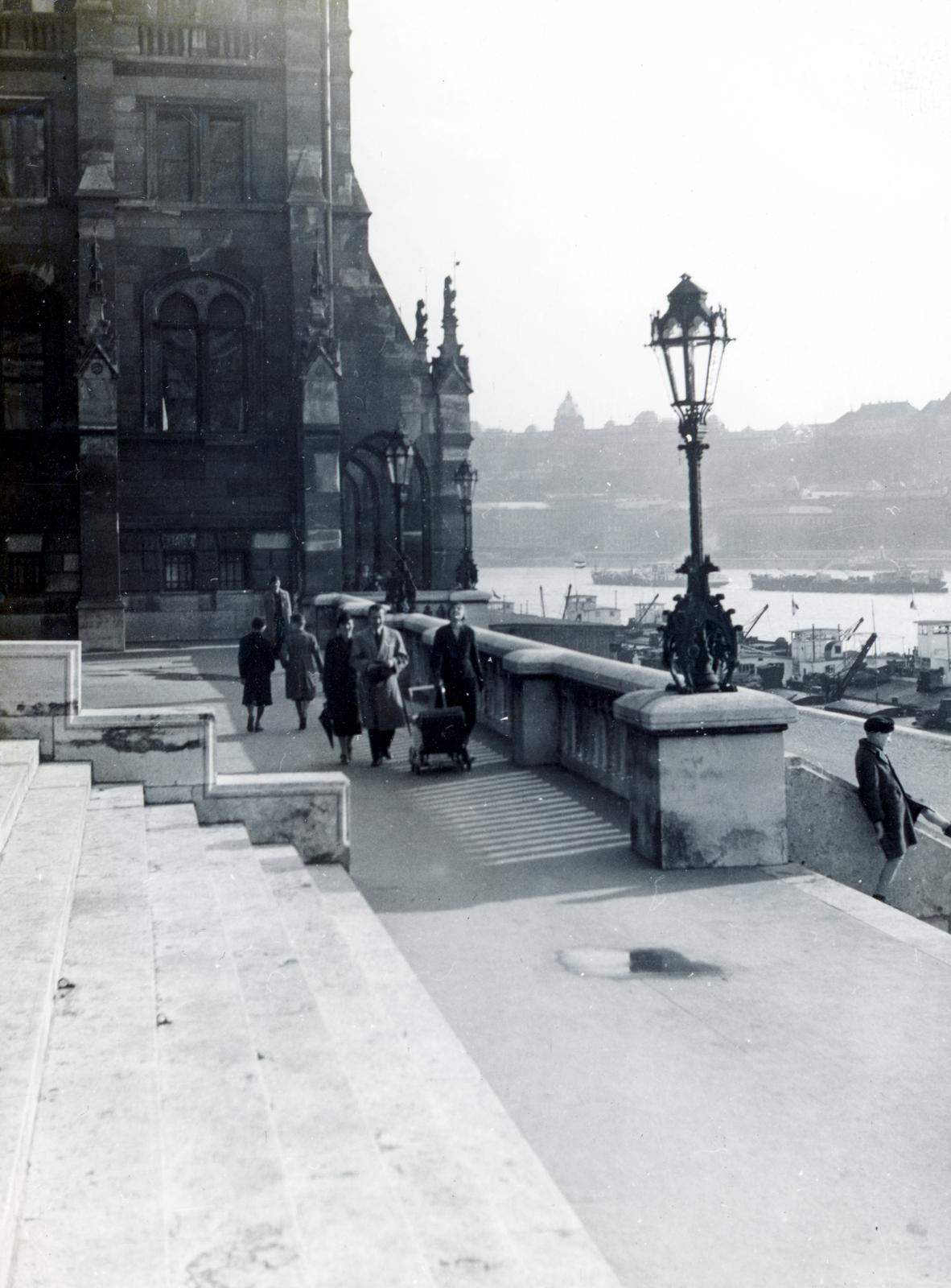 Magyarország, Budapest V., Kossuth tér, szemben a Parlament és a Duna felőli árkádsor látható, háttérben a budai Vár., 1935, Bor Dezső, járókelő, Budapest, Fortepan #231312