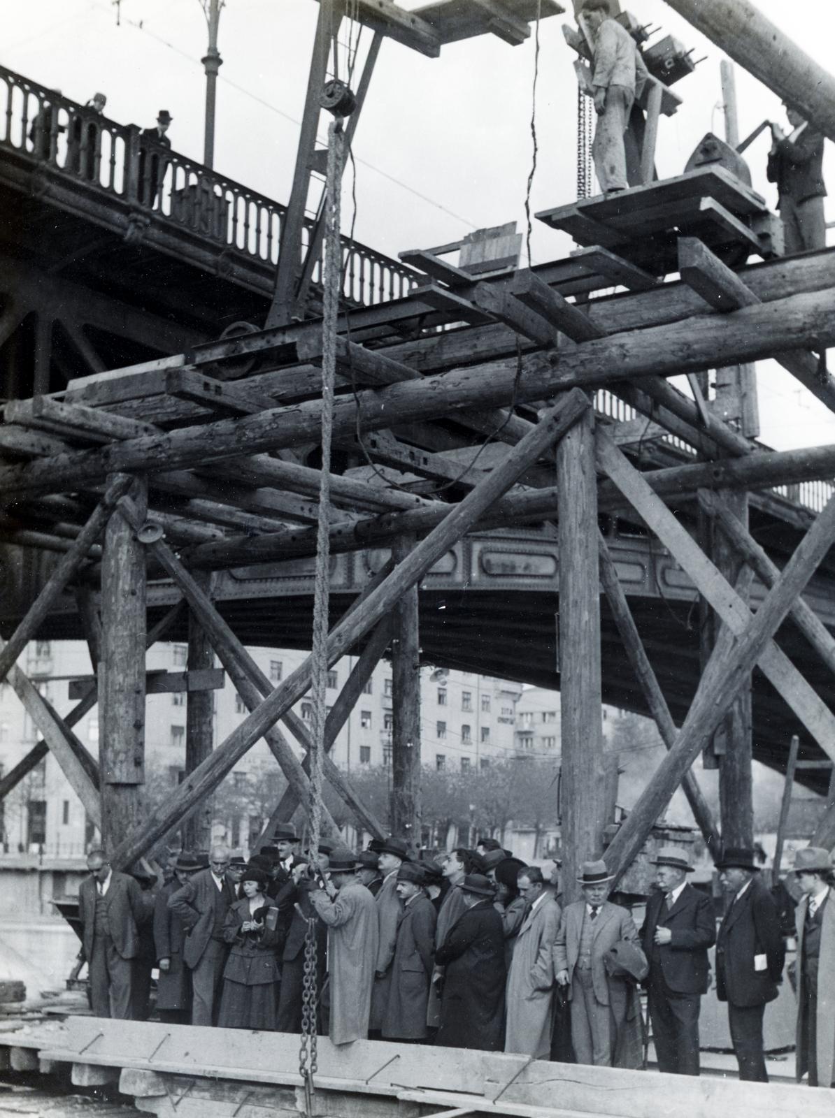 Hungary, Budapest V.,Budapest II., a felvétel a Margit híd 1935. és 1937. közötti kiszélesítésekor, átalakításakor készült, állvány- és munkahíd-építés., 1935, Bor Dezső, bridge building, Budapest, Fortepan #231320