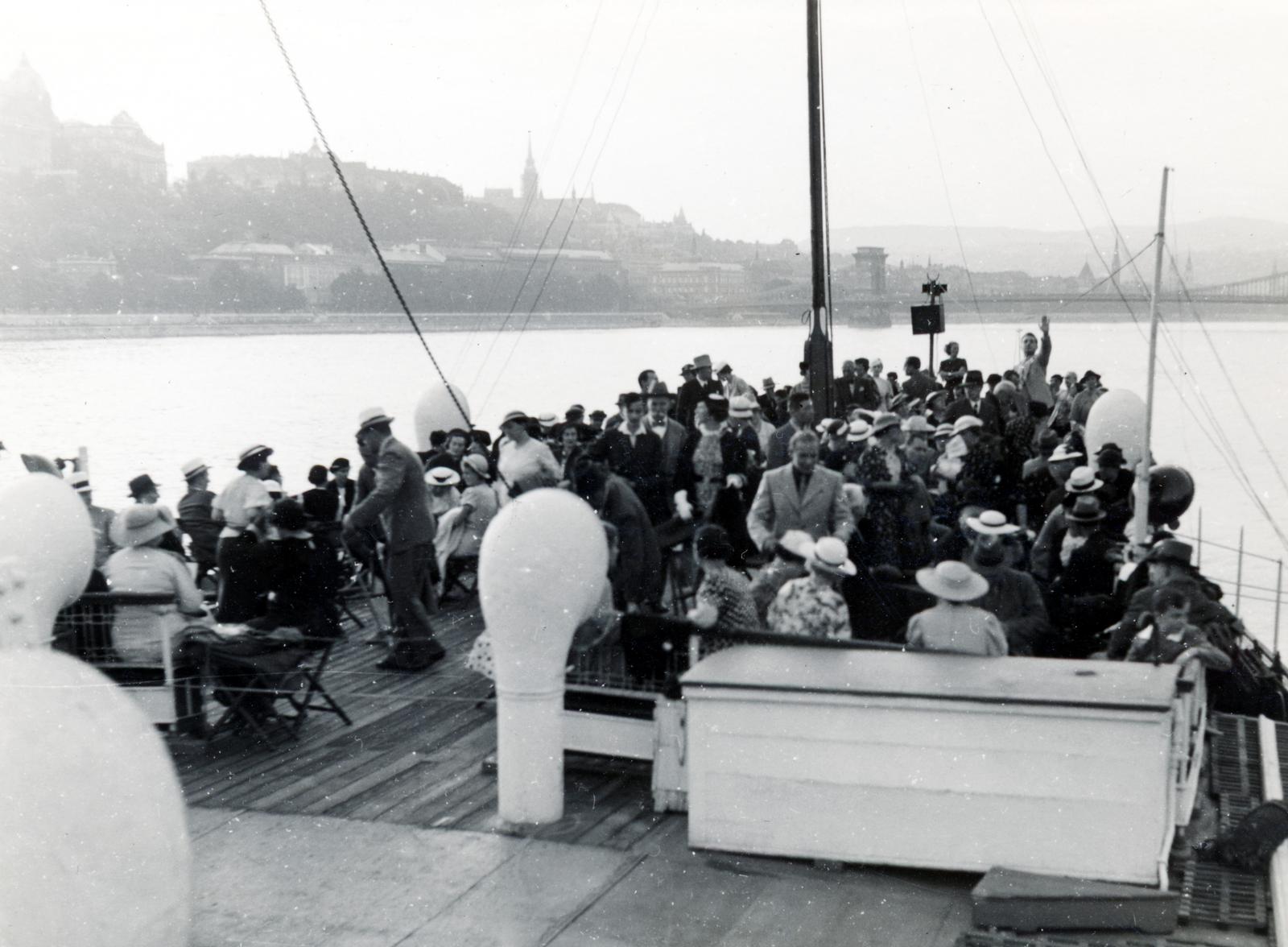 Magyarország, Budapest V.,Budapest I., sétahajó a Dunán, a felvétel a hajó fedélzetén, a Székesfővárosi Zenekar hangversenye alkalmával készült., 1936, Bor Dezső, Budapest, Fortepan #231337