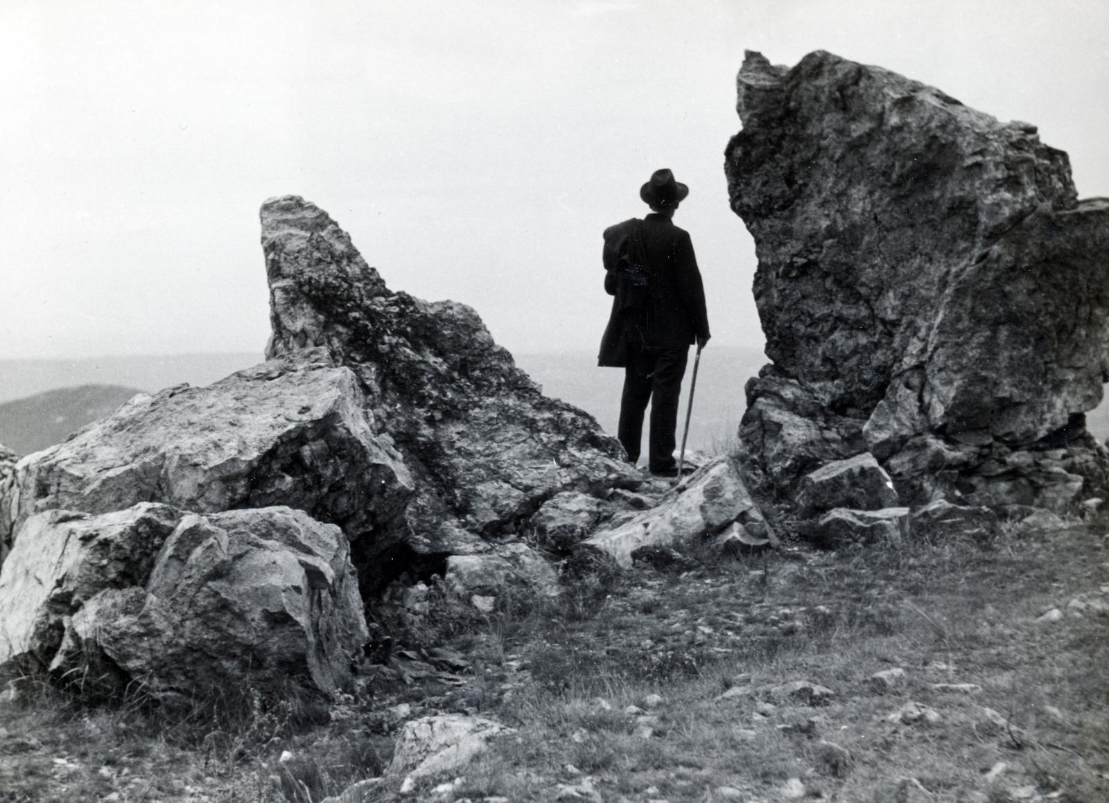 Hungary, Budaörs, Szekrényes-hegy., 1934, Bor Dezső, rock, back, Fortepan #231342