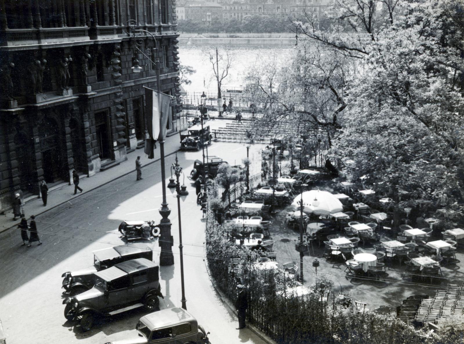 Magyarország, Budapest V., Vigadó tér, balra az Első Magyar Általános Biztosító Társaság székháza, a téren a Kioszk (Hangli)., 1938, Bor Dezső, Budapest, Fortepan #231350