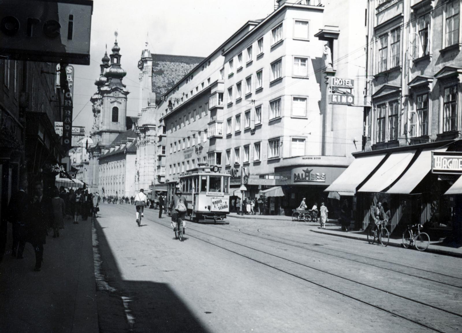 Austria, Linz, Landstraße, jobbra a Mozartstraße. Távolabb a Mihály arkangyal tiszteletére felszentelt Ursulinenkirche., 1933, Bor Dezső, bicycle, street view, building statue, Fortepan #231353