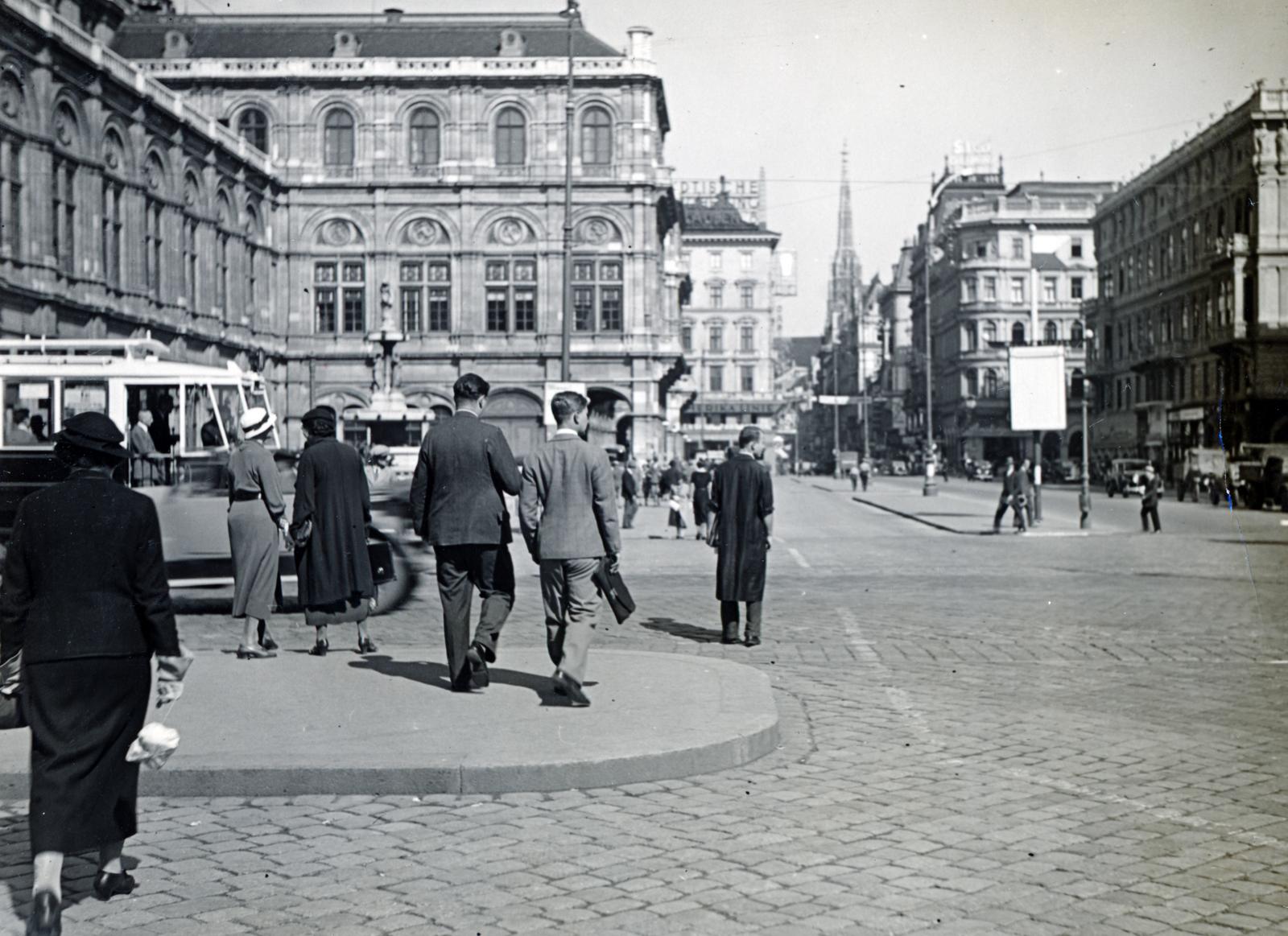 Austria, Vienna, Kärntner Strasse az Opernring felől nézve, balra az Opera, háttérben a Stephansdom / Szent István-székesegyház tornya., 1933, Bor Dezső, street view, Fortepan #231356