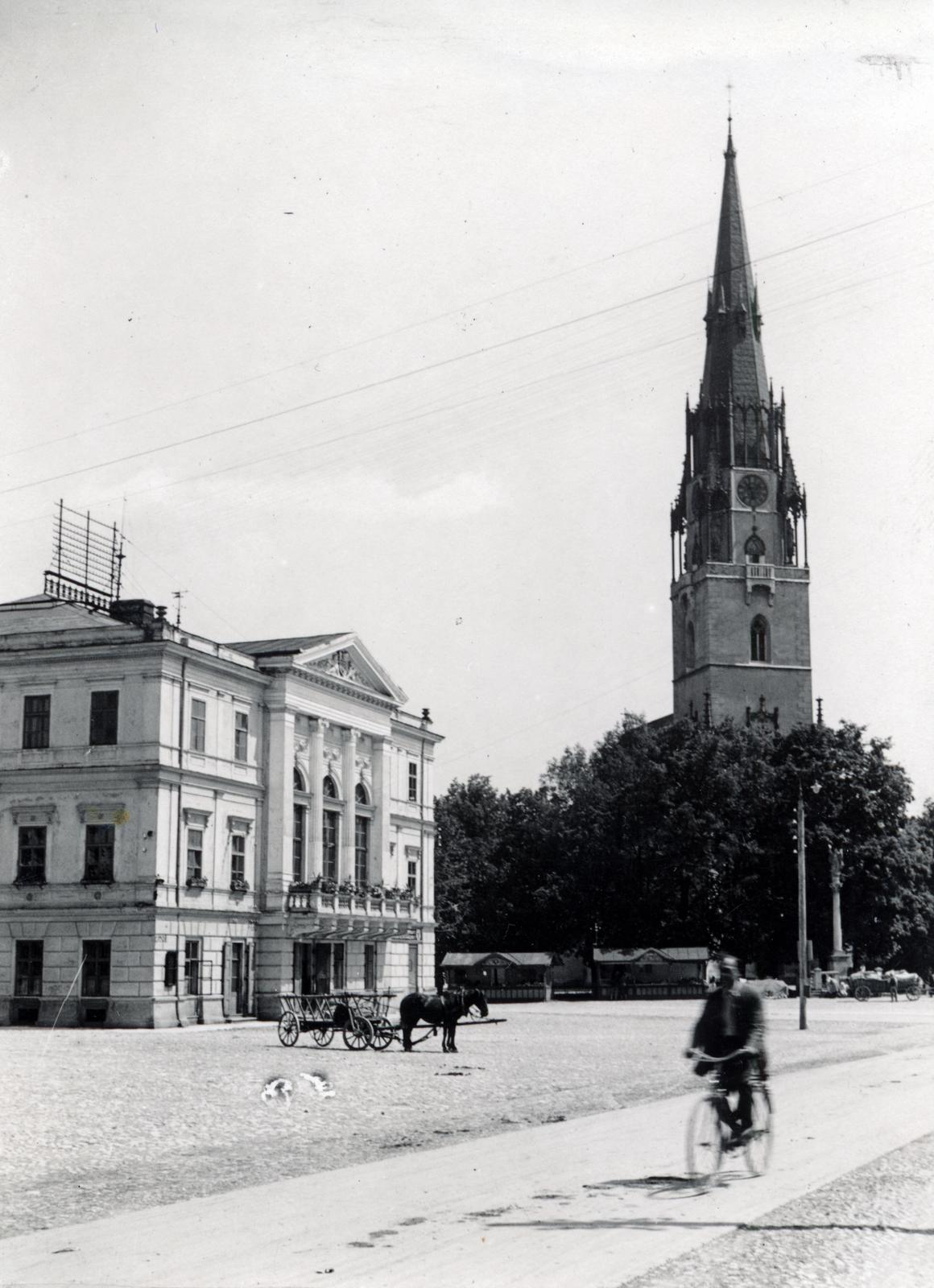 Slovakia, Spišská Nová Ves, Városház tér (Radničné námestie), a Városháza és a Szűz Mária mennybevétele templom (Kostol Nanebovzatia Panny Márie)., 1933, Bor Dezső, Horse-drawn carriage, church, public building, bicycle, Fortepan #231384