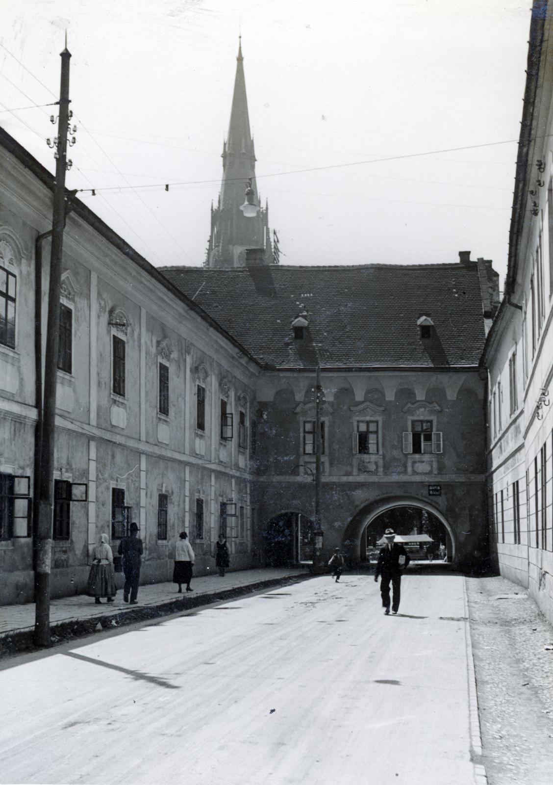 Szlovákia, Igló, Levočská ulica, szemben átjáró a Provinciális-ház (később Szepesi Múzeum) földszintjén a Városház tér (Radničné námestie) felé. Háttérben a Szűz Mária mennybevétele templom (Kostol Nanebovzatia Panny Márie)., 1933, Bor Dezső, utcakép, műemlék, átjáró, Fortepan #231387