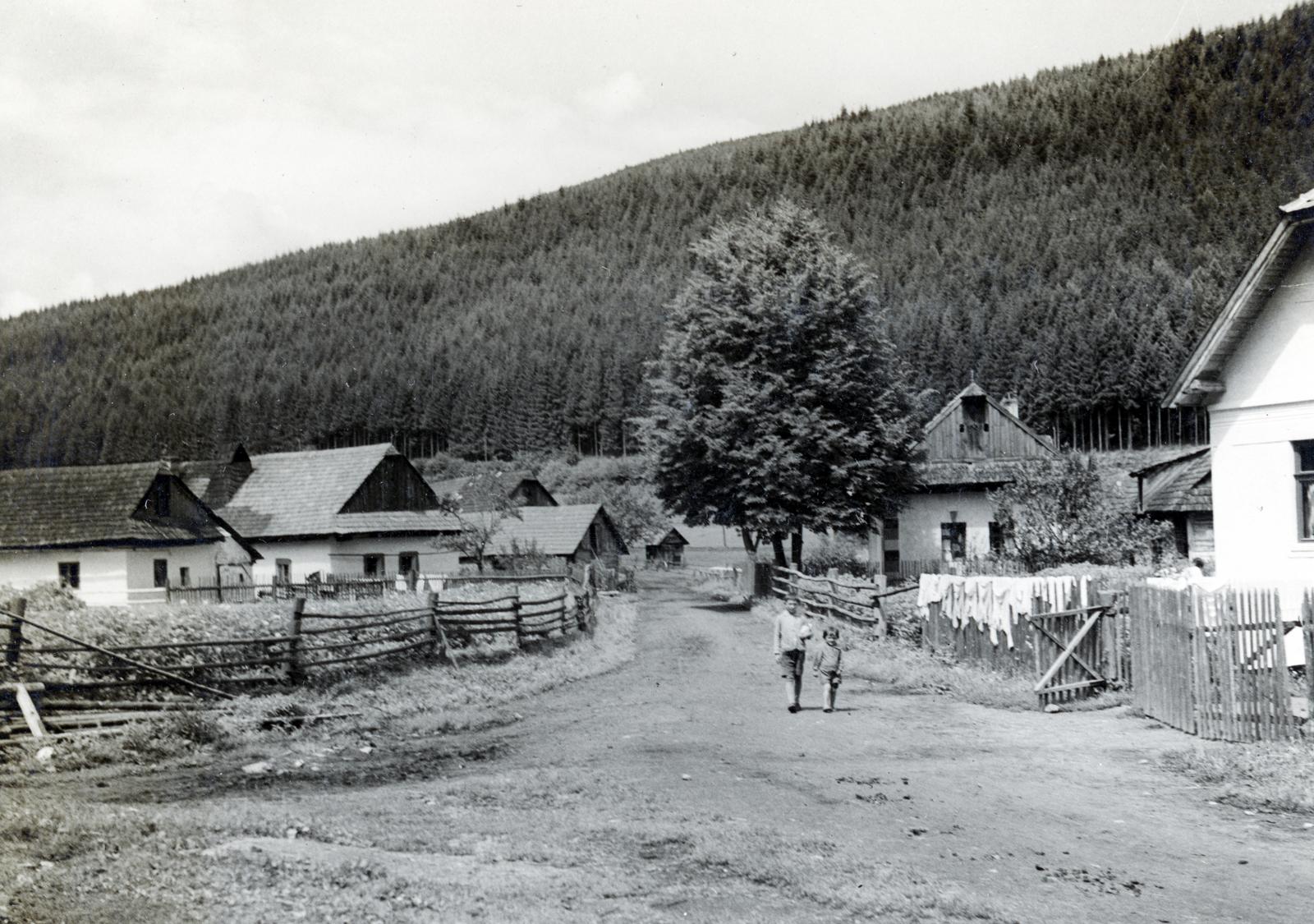 Szlovákia, Igló, Iglóhuta, Horská ulica, balra a Tichá ulica torkolata., 1933, Bor Dezső, népi építészet, teregetés, Fortepan #231404