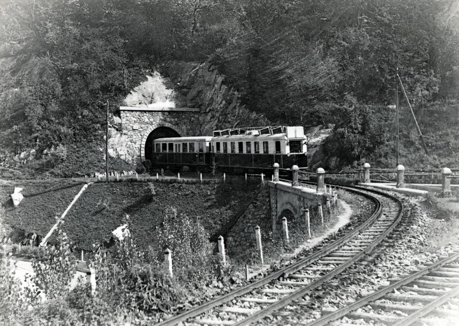 Hungary, Miskolc, a Lillafüredi Állami Erdei Vasút alagútja. 1928-ban gyártott Ganz motorkocsi., 1931, Bor Dezső, narrow-gauge railway, LÁEV-organisation, Fortepan #231437