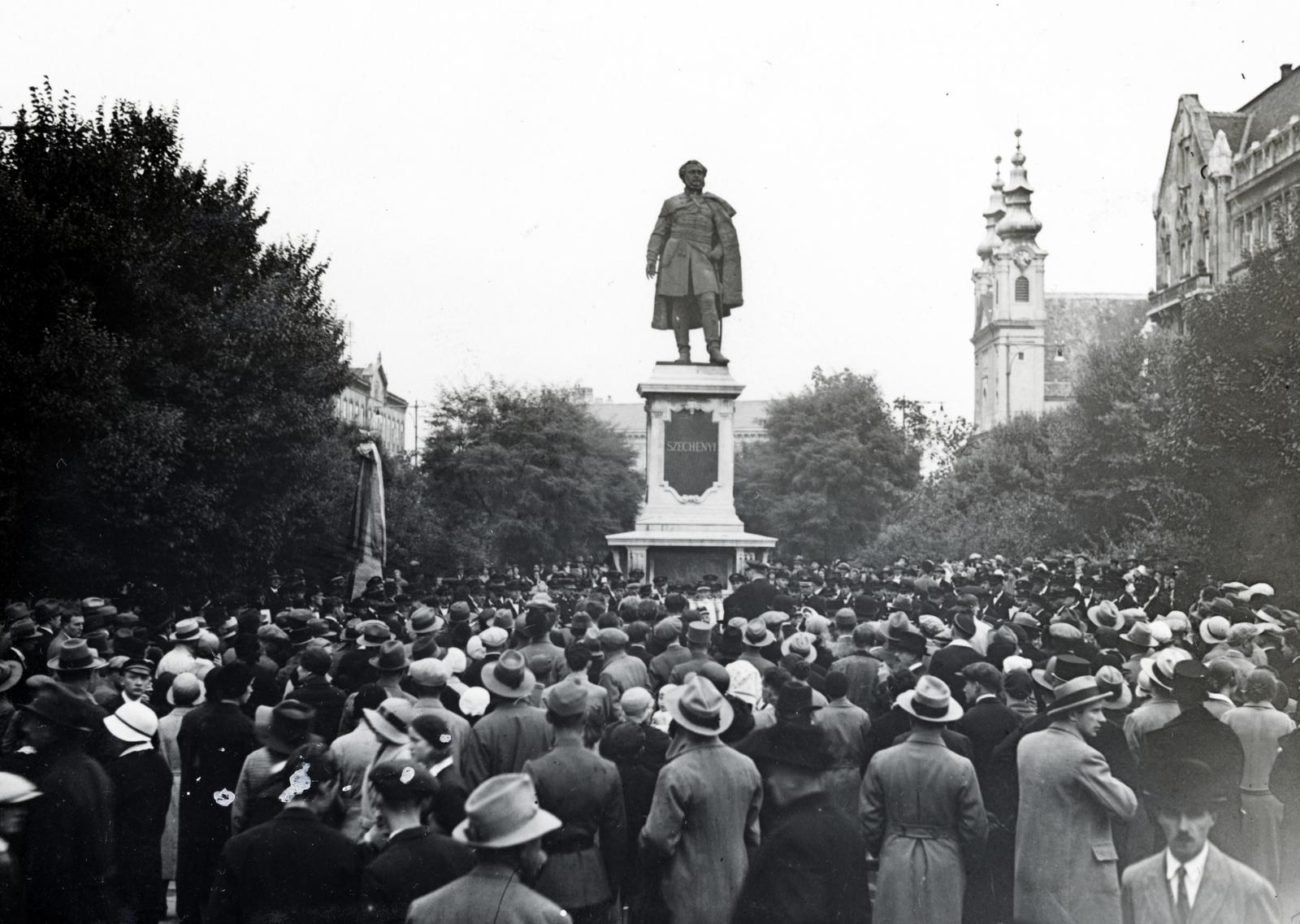 Hungary, Sopron, Széchenyi tér, Széchenyi István szobrát Izsó Miklós gipszmintája alapján Mátrai Lajos György készítette (1897). Jobbra a Szent Júdás Tádé-templom (domonkos templom)., 1931, Bor Dezső, sculpture, church, István Széchenyi-portrayal, Fortepan #231443