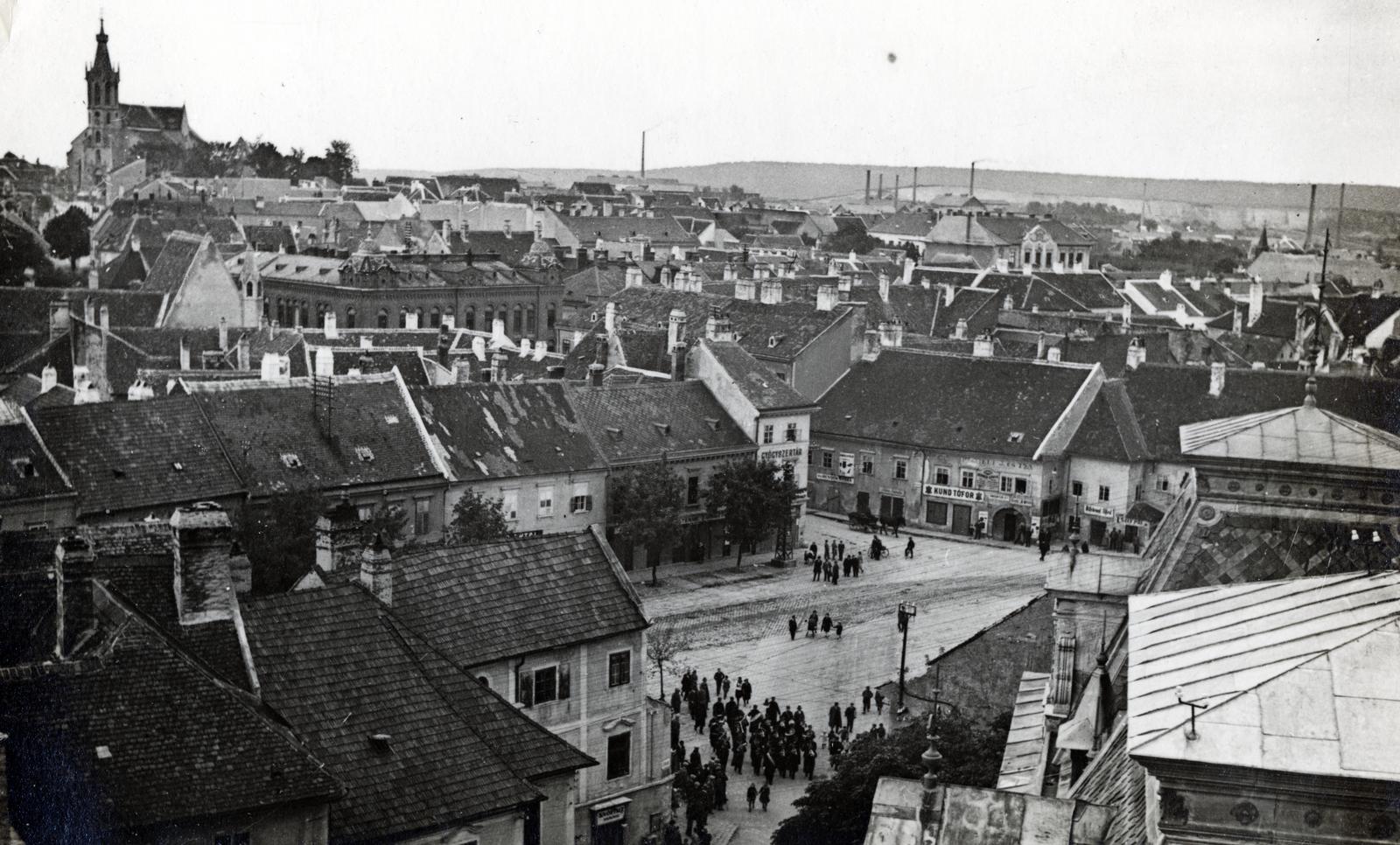 Magyarország, Sopron, kilátás a Tűztoronyból az Előkapu és a Várkerület felé, balra a Szent Mihály-templom., 1931, Bor Dezső, háztető, madártávlat, katonazenekar, Fortepan #231444