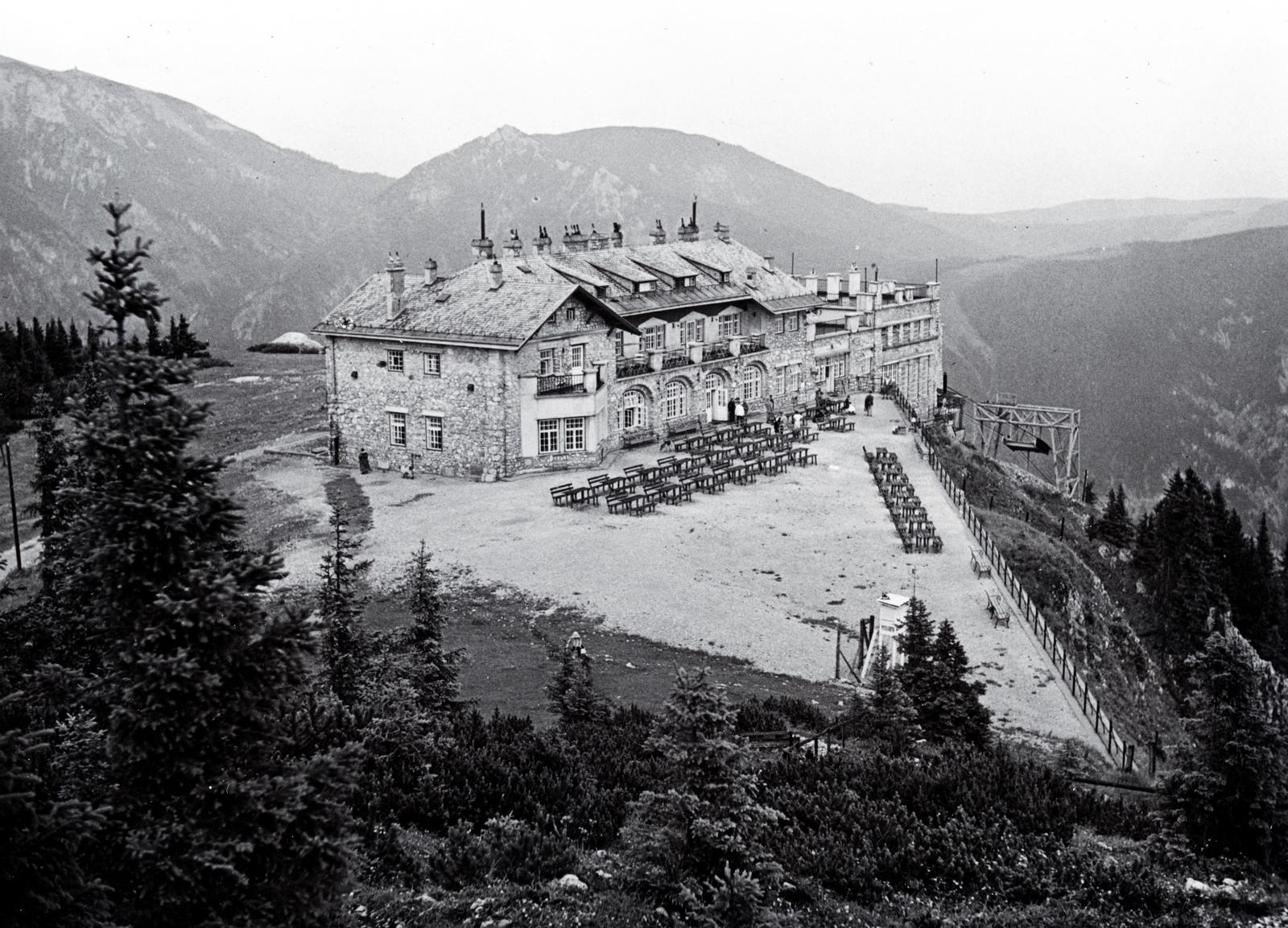 Austria, Kleinau, Raxalm-Berggasthof. Hegyi fogadó és a kötélpálya végállomása., 1932, Bor Dezső, terrace, hilltop, hospitality, Fortepan #231446
