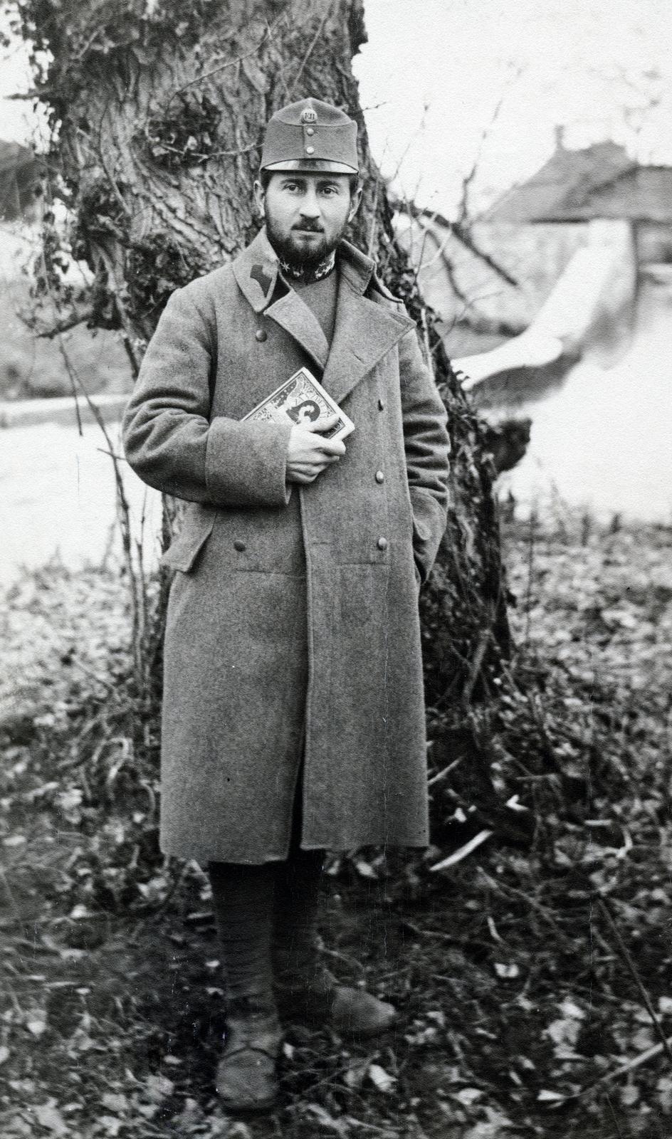 1916, Bor Dezső, könyv, katona, kézben tartani, Fortepan #231482