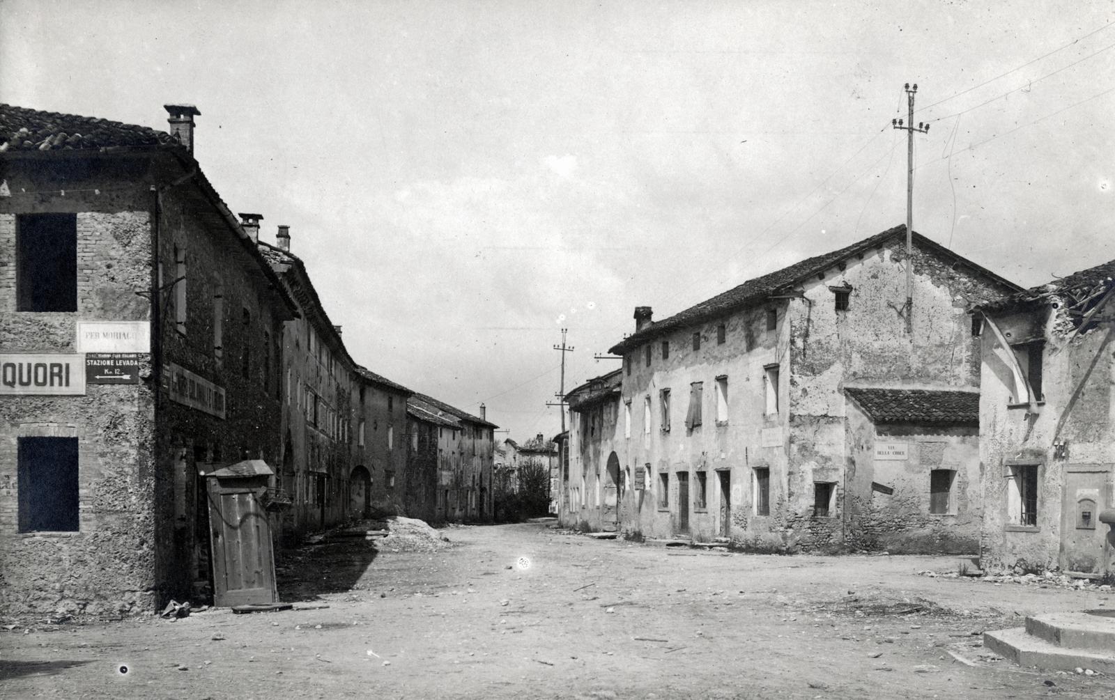 Italy, (ekkor Sernaglia), Piazza San Rocco., 1918, Bor Dezső, building, loo, Fortepan #231483