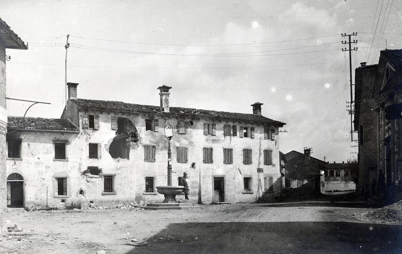 Italy, (ekkor Sernaglia), Piazza San Rocco., 1918, Bor Dezső, Fountain, bullet hole, war damage, Fortepan #231484