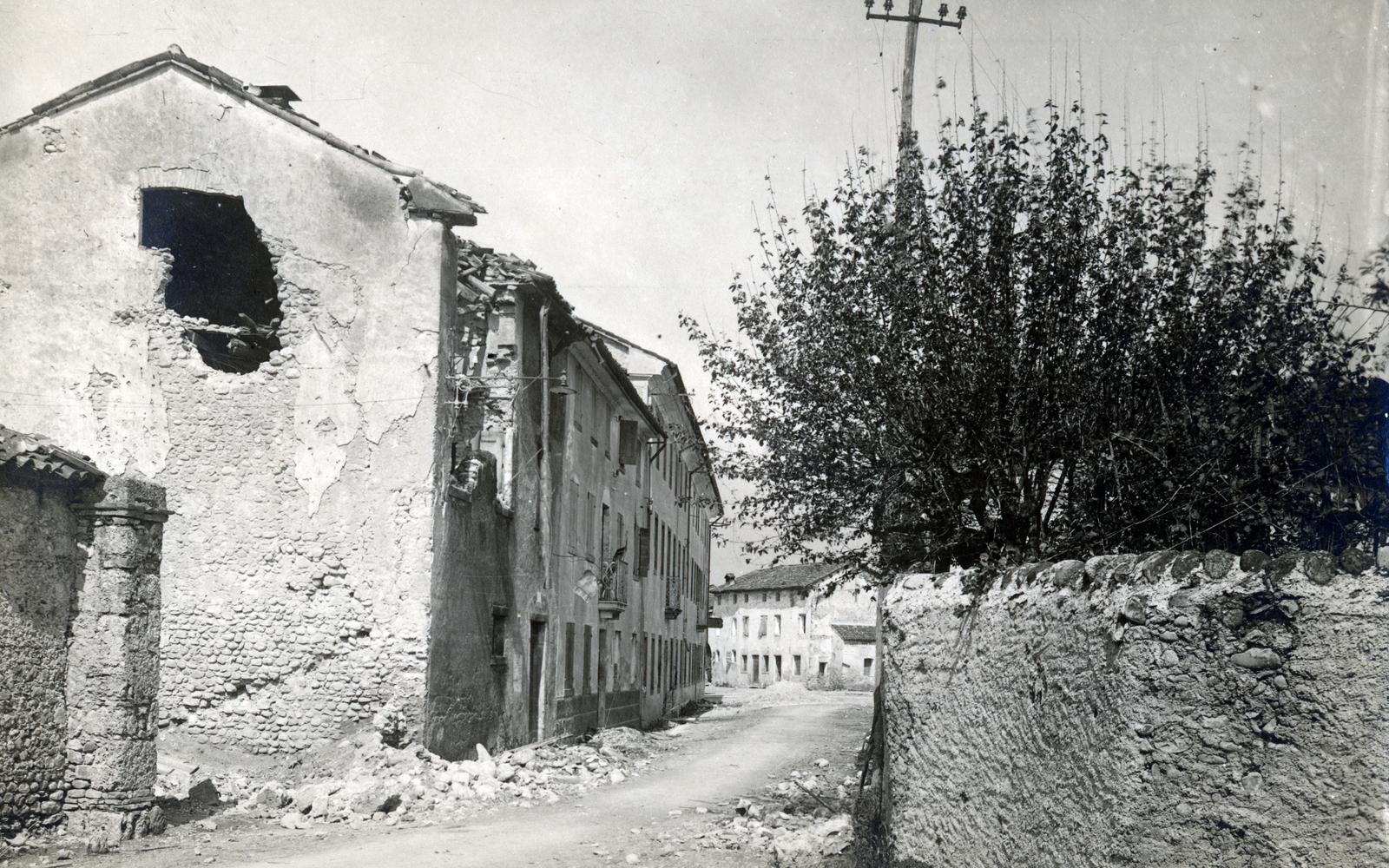 Olaszország, Sernaglia della Battaglia, (ekkor Sernaglia), Via Trevigiana., 1918, Bor Dezső, épületkár, Fortepan #231488